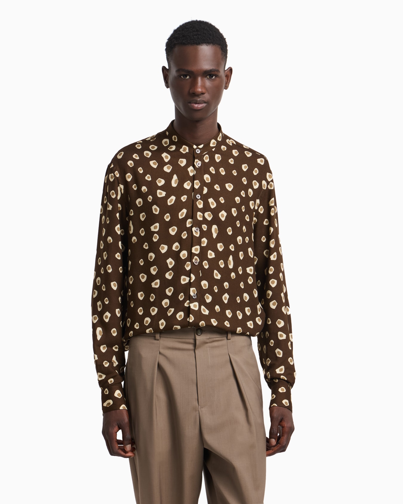 Camicia collo guru in tessuto fluido stampa macro animalier Slide 4