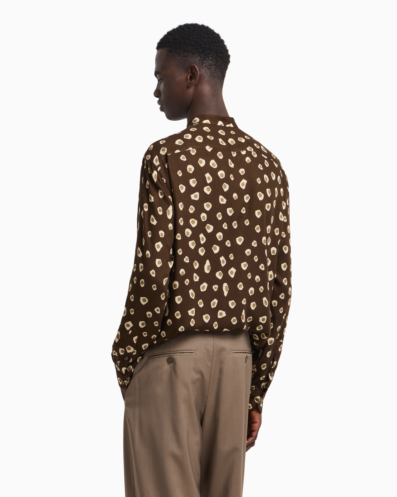Camicia collo guru in tessuto fluido stampa macro animalier Slide 3