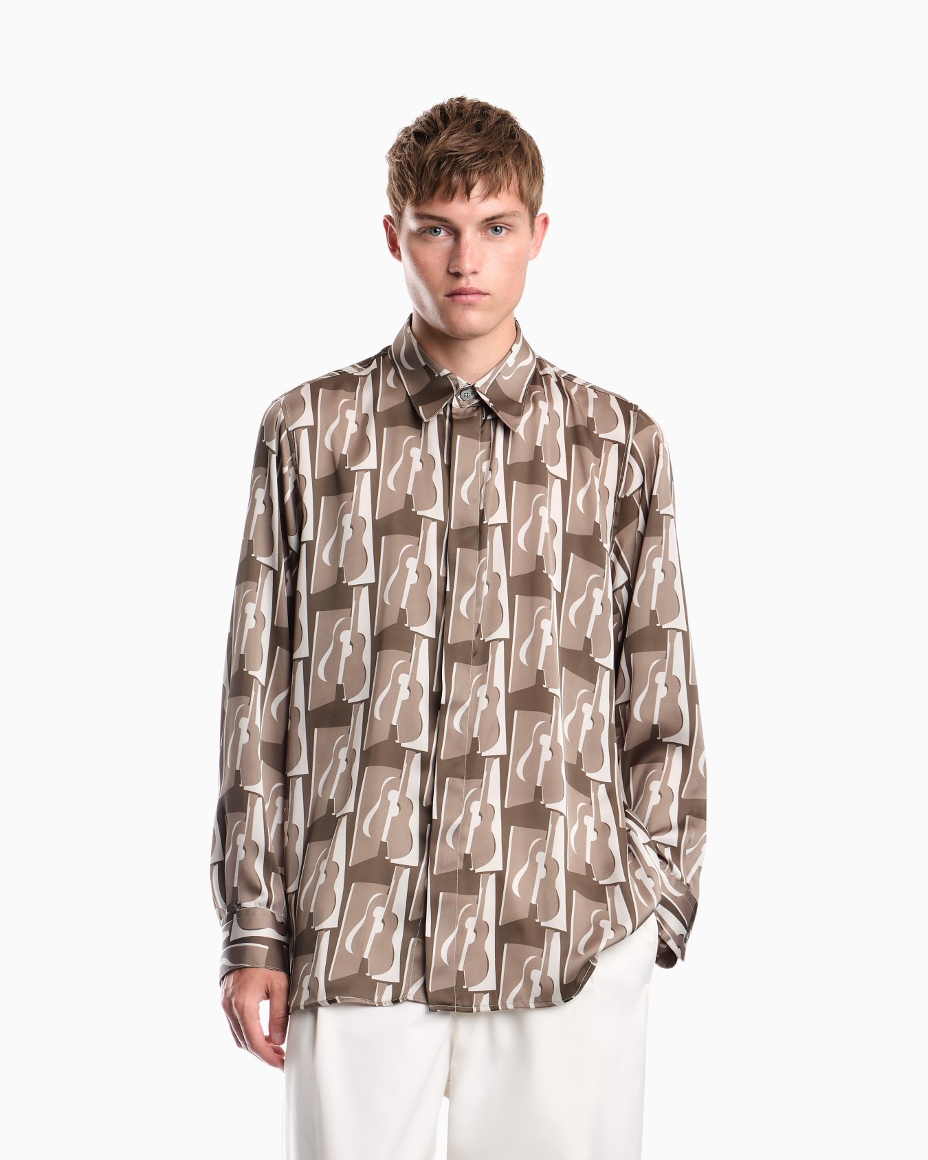 Printed shirt with a classic collar and abstract pattern Slide 3