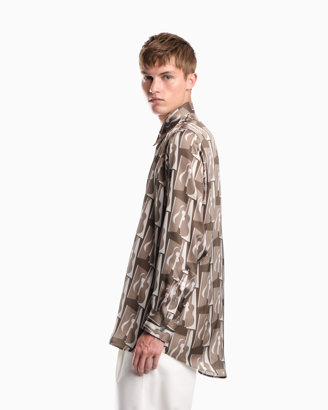 Printed shirt with a classic collar and abstract pattern Slide 7
