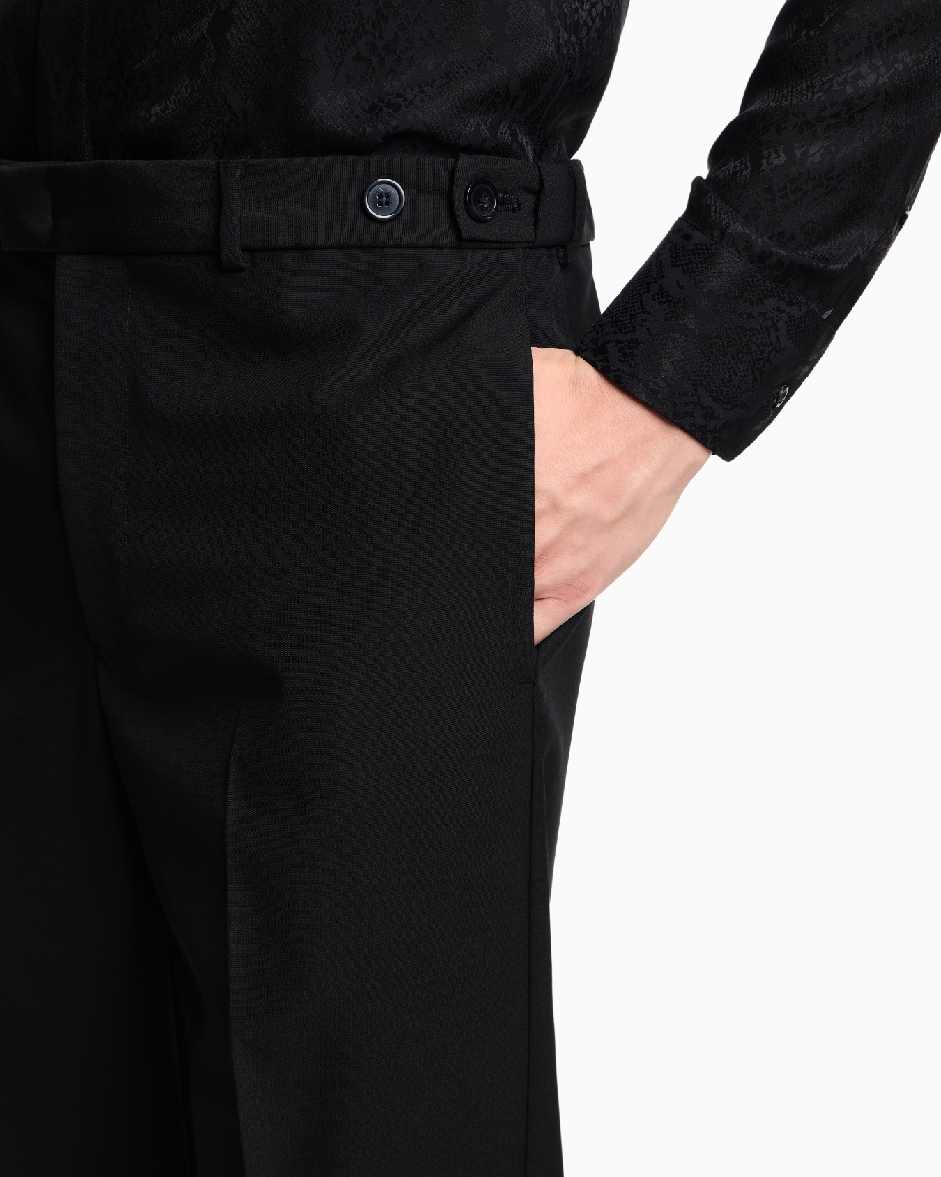 Trousers with a pleat in virgin wool with a technical finish Slide 4