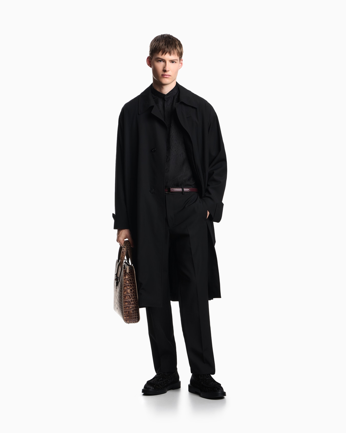 Trousers with a pleat in virgin wool with a technical finish Slide 1