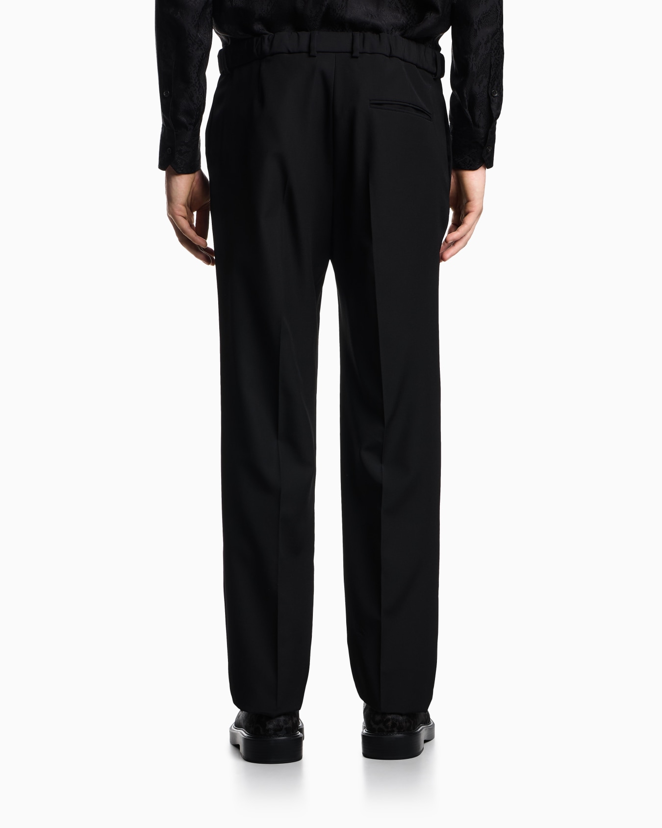 Trousers with a pleat in virgin wool with a technical finish Slide 2