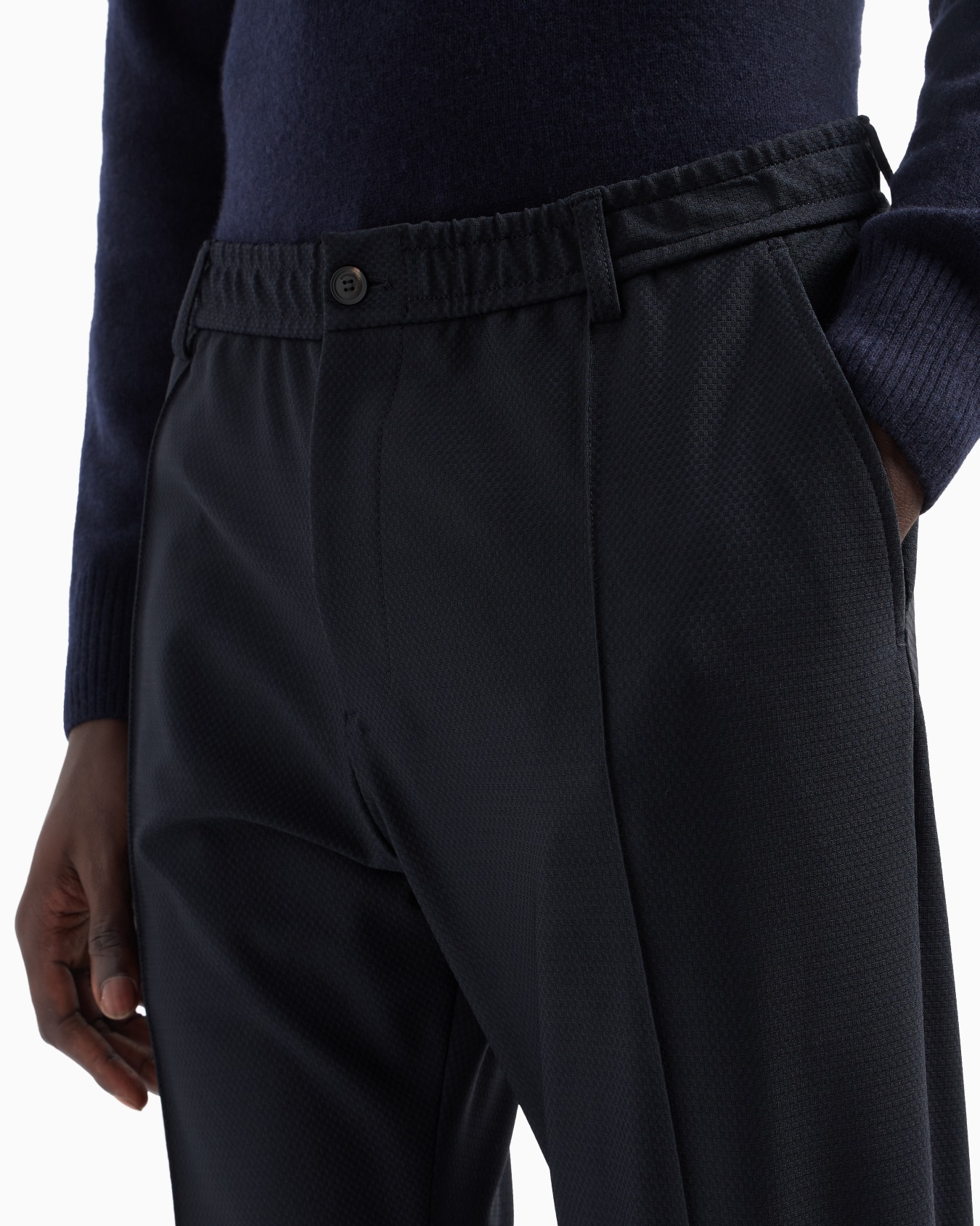 Pantalones con pliegues de punto técnico con microfantasía efecto 3D Diapositiva 4