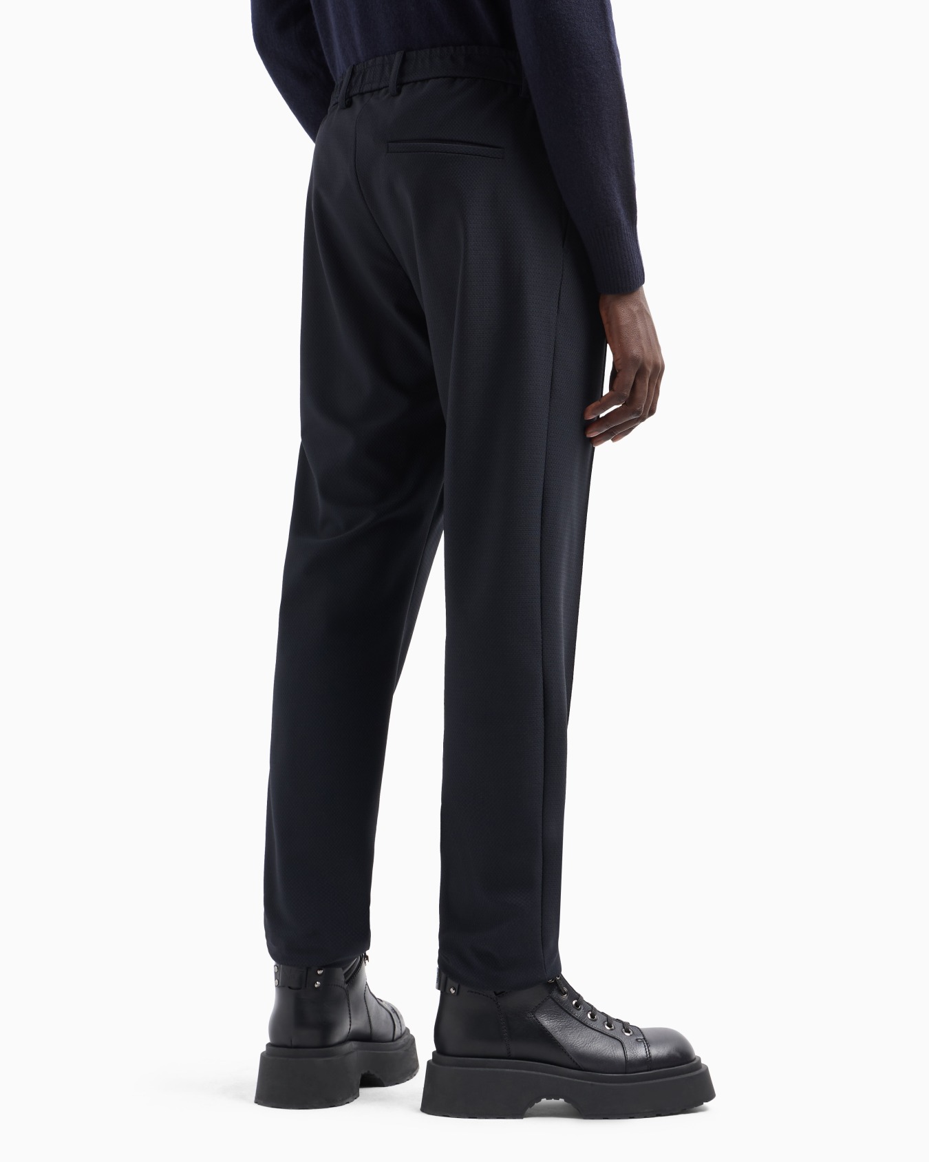 Pantalones con pliegues de punto técnico con microfantasía efecto 3D Diapositiva 2