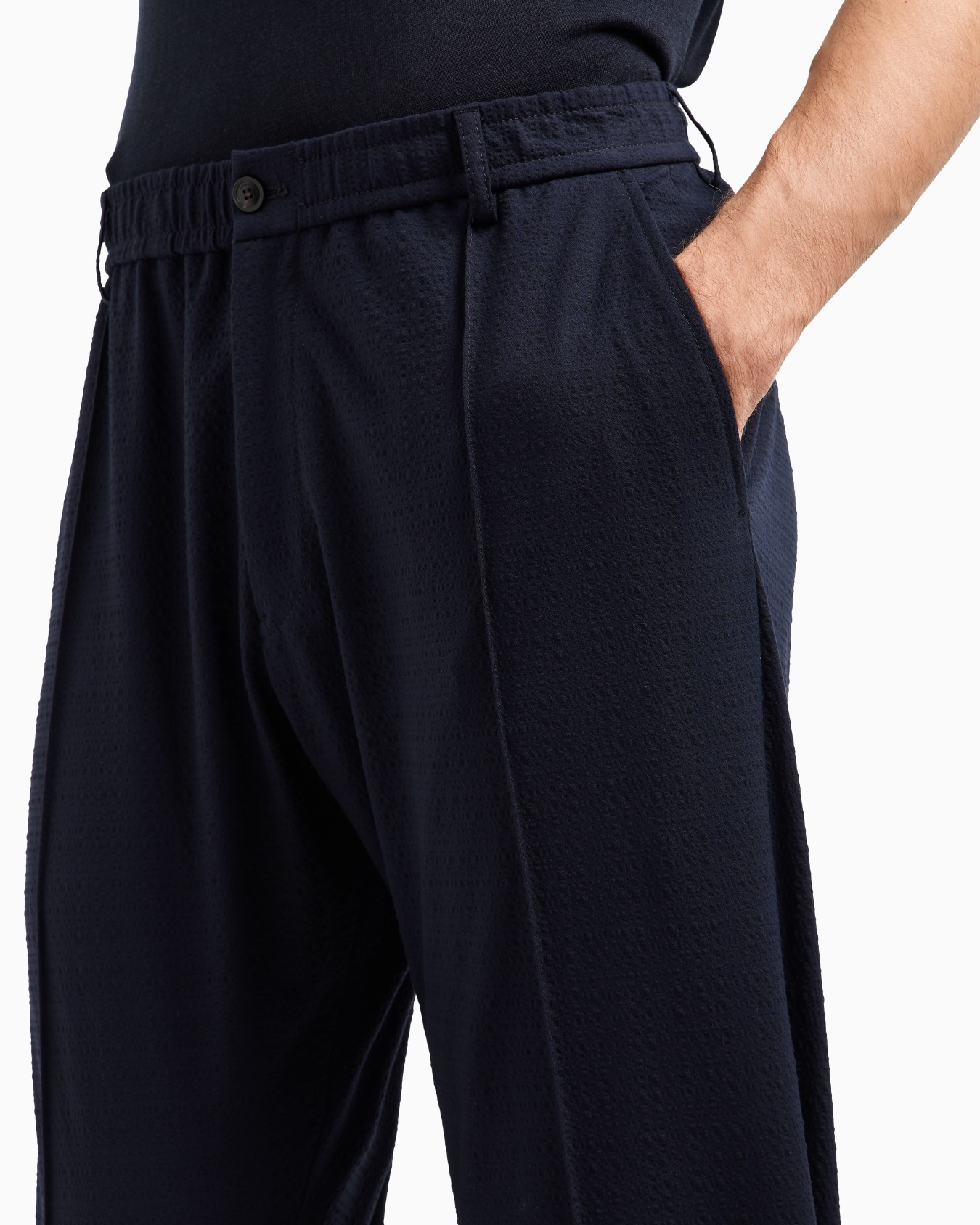 Pleated technical seersucker fabric trousers Slide 4