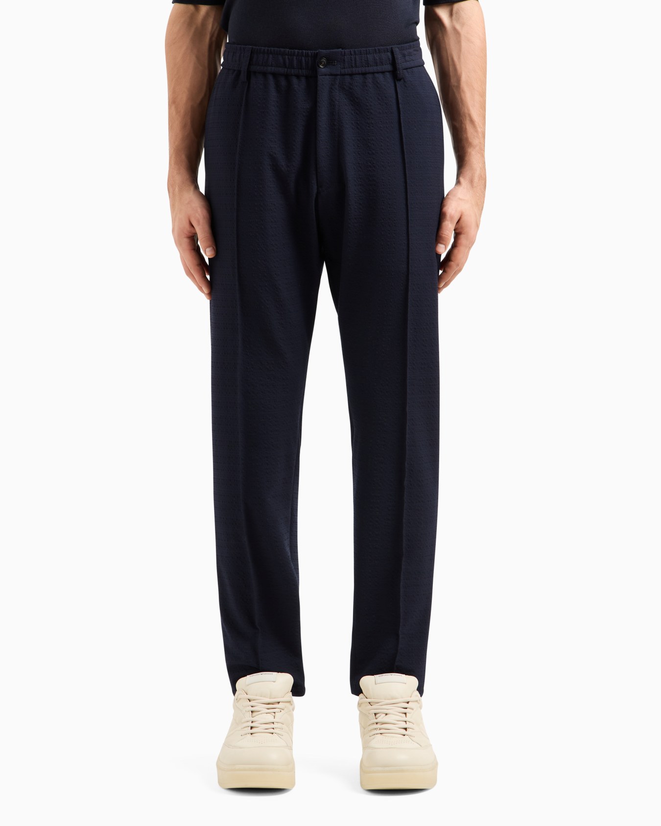 Pleated technical seersucker fabric trousers Slide 3