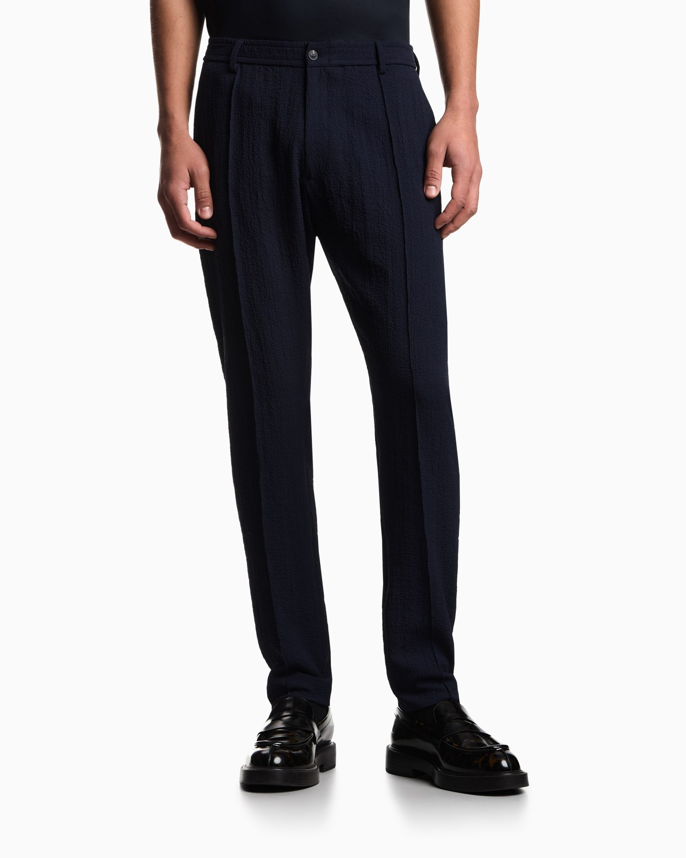 Pleated technical seersucker fabric trousers Slide 2