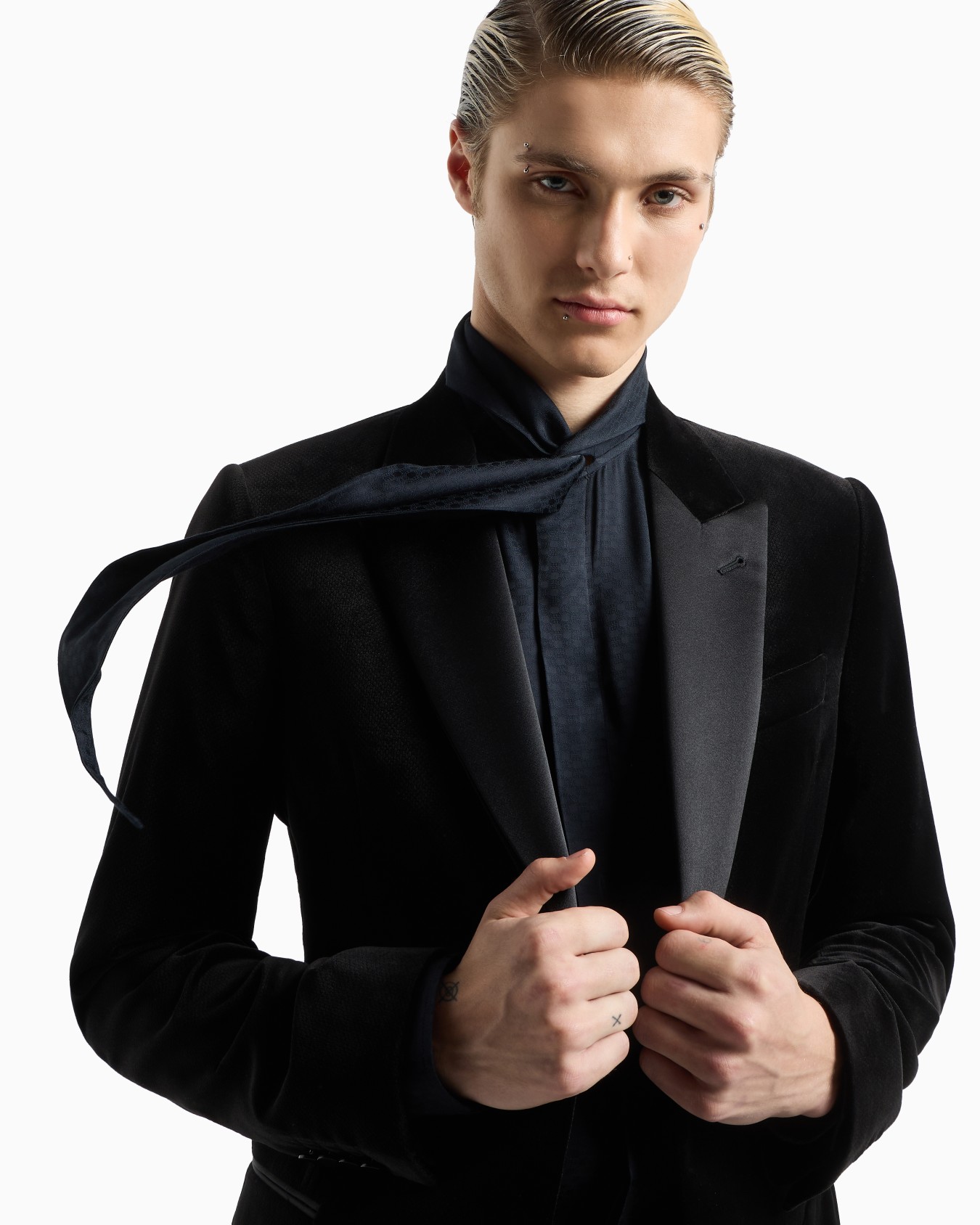 Velvet tuxedo jacket with all-over printed motif Slide 5