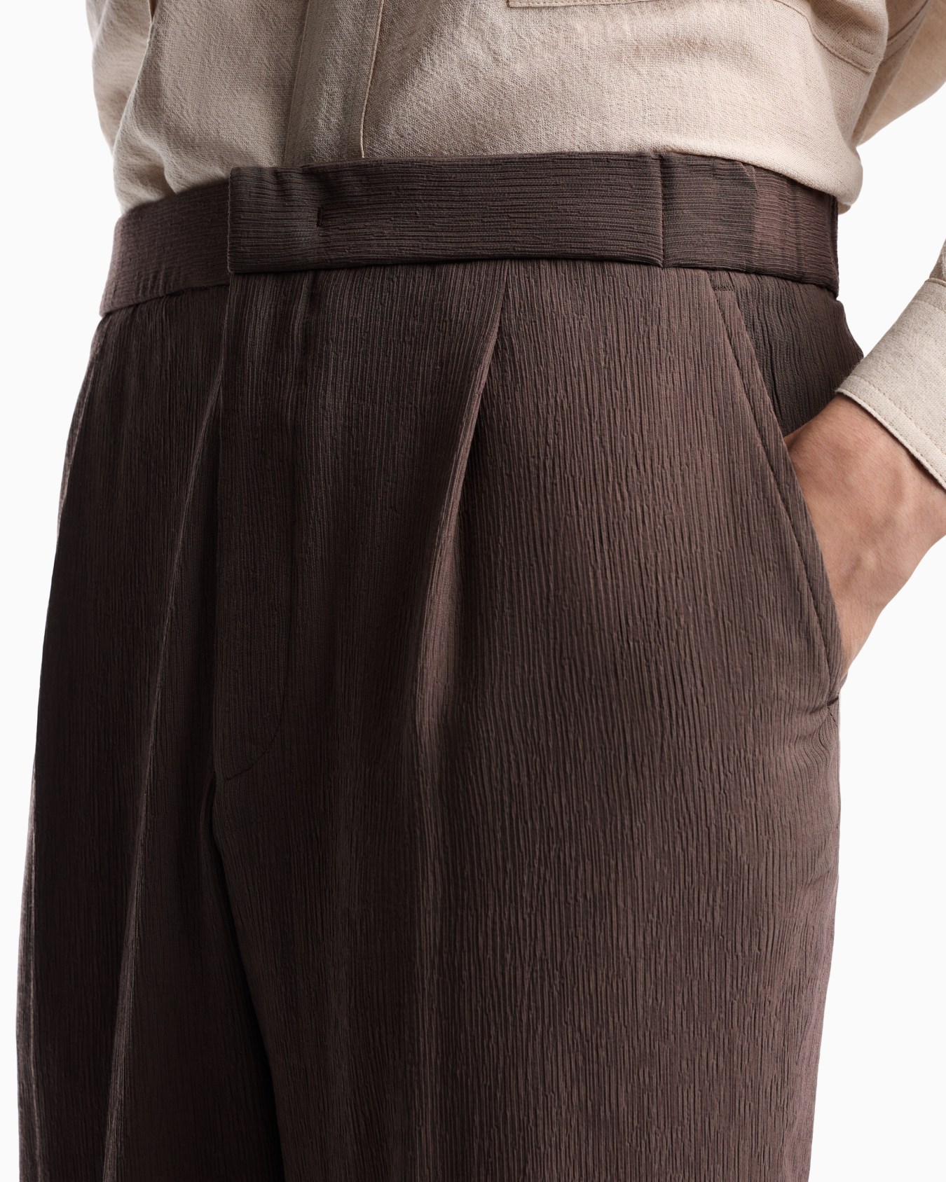 3D wrinkle-effect crêpe fabric trousers Slide 6