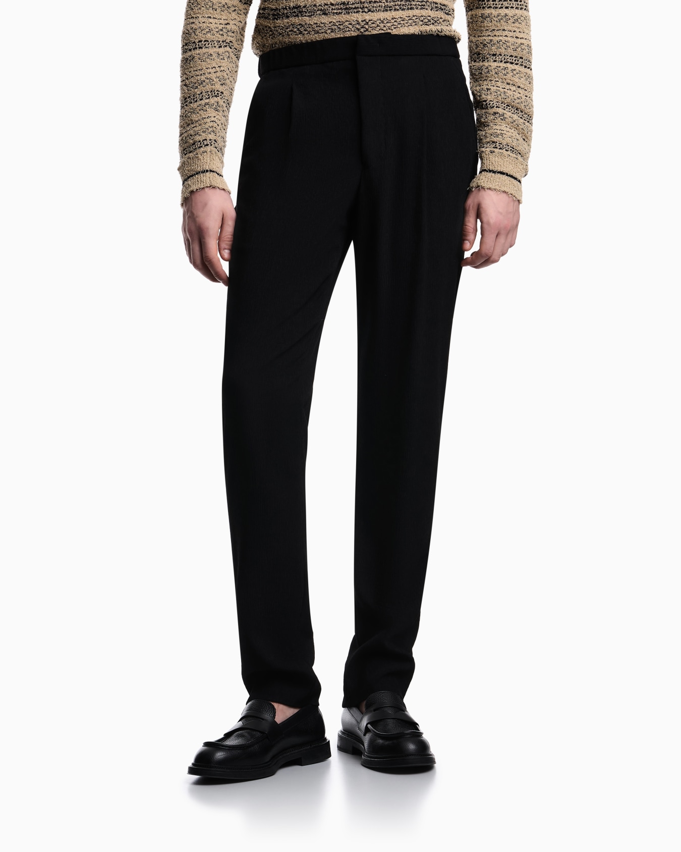 3D wrinkle-effect crêpe fabric trousers Slide 2