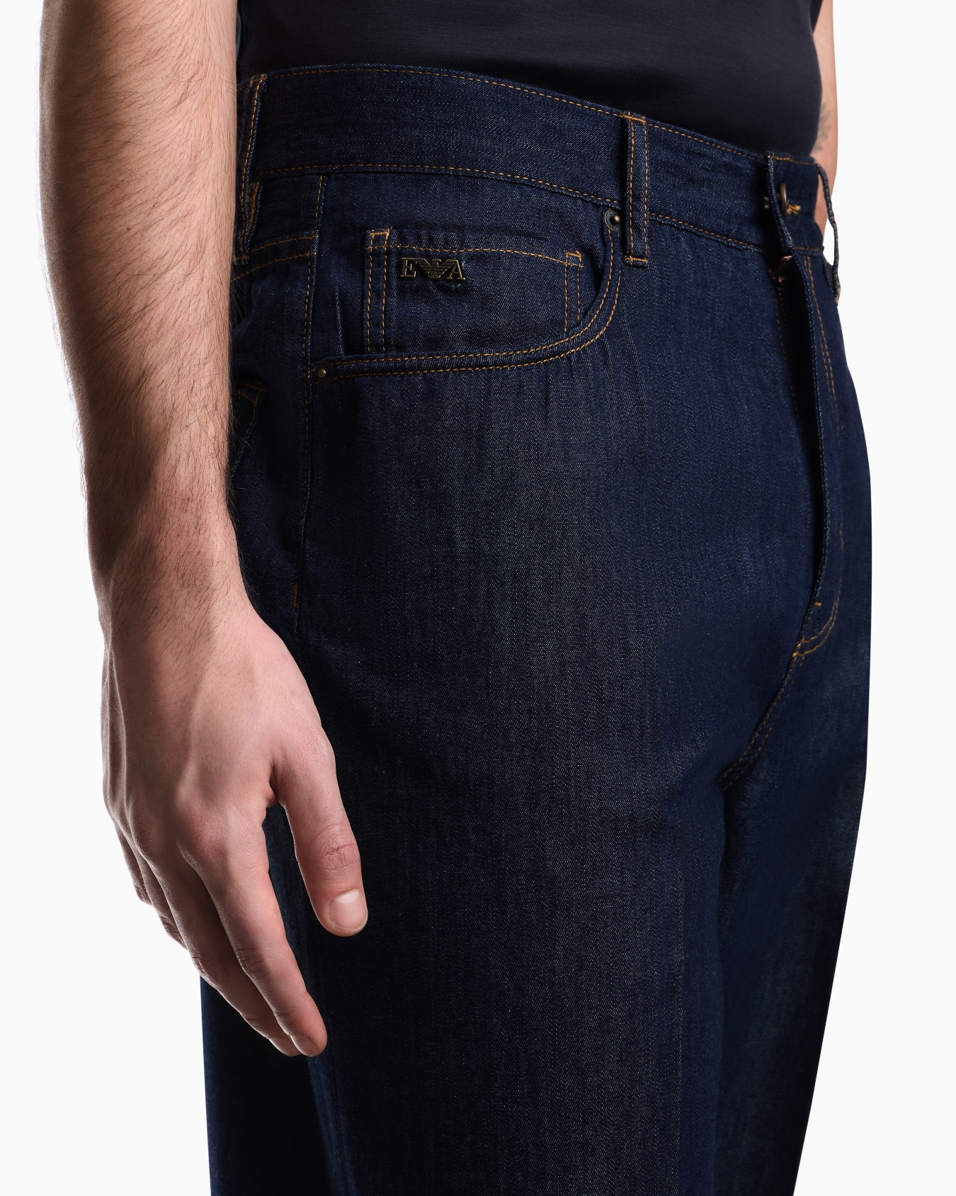 J73 loose fit jeans in light rinse wash denim Slide 4