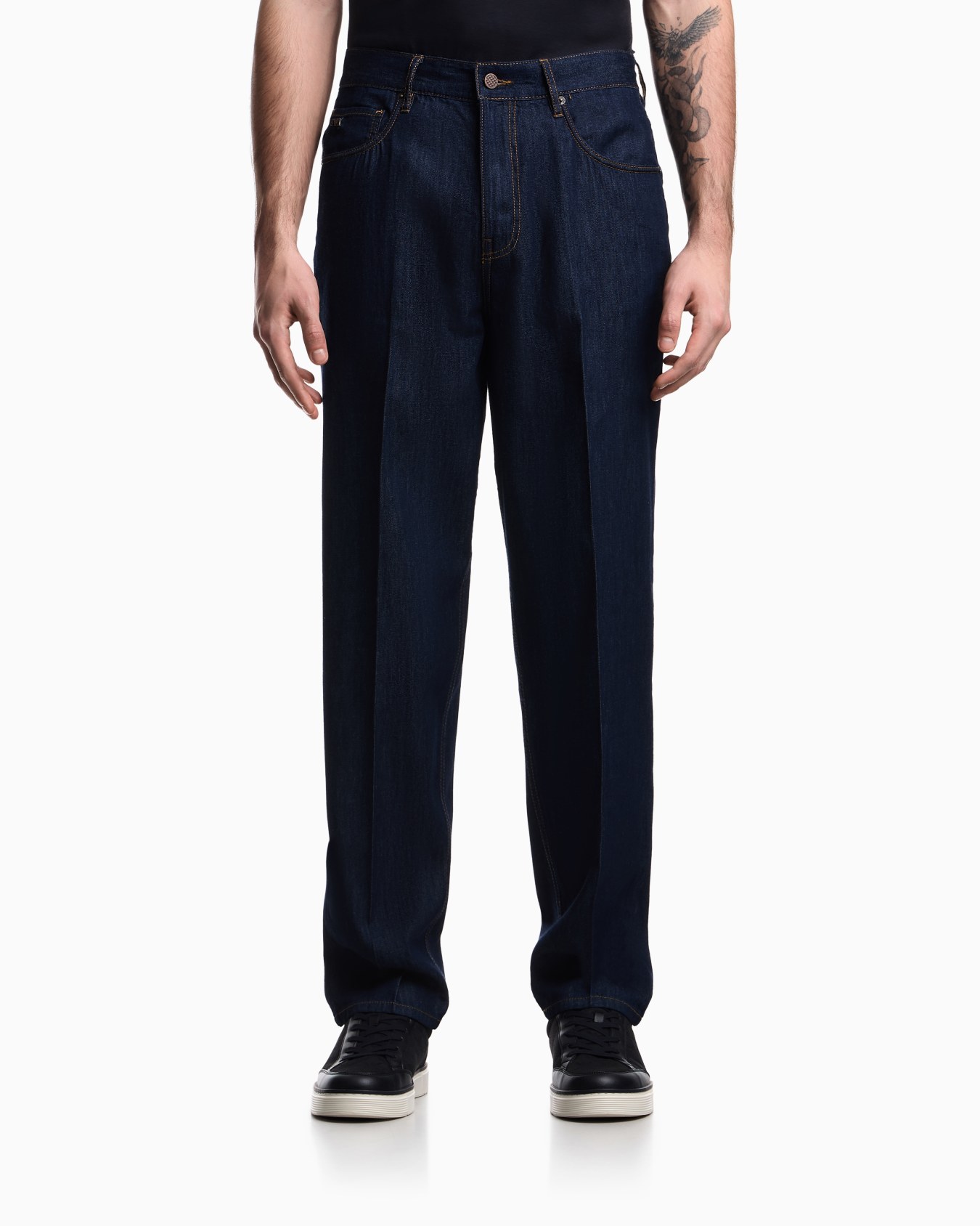 J73 loose fit jeans in light rinse wash denim Slide 3