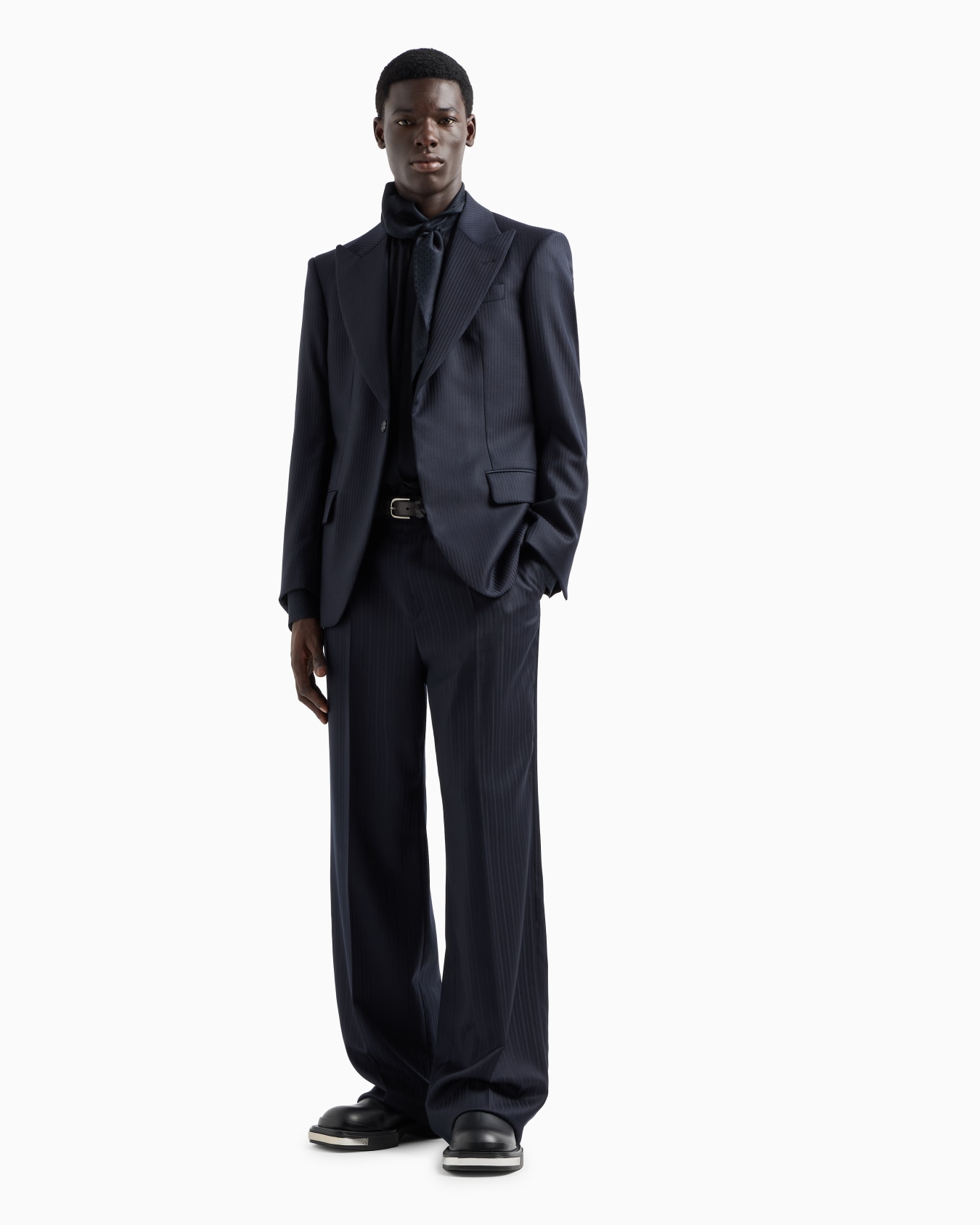 Blazer con solapas de punta en raso de lana con rayas alternas Diapositiva 3