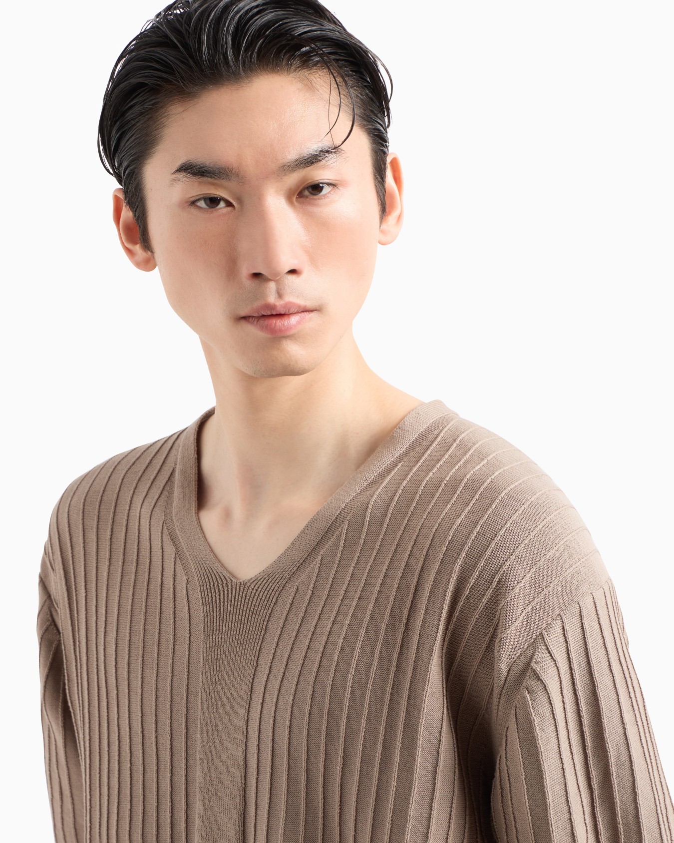 Embossed rib-effect V-neck jumper Slide 5
