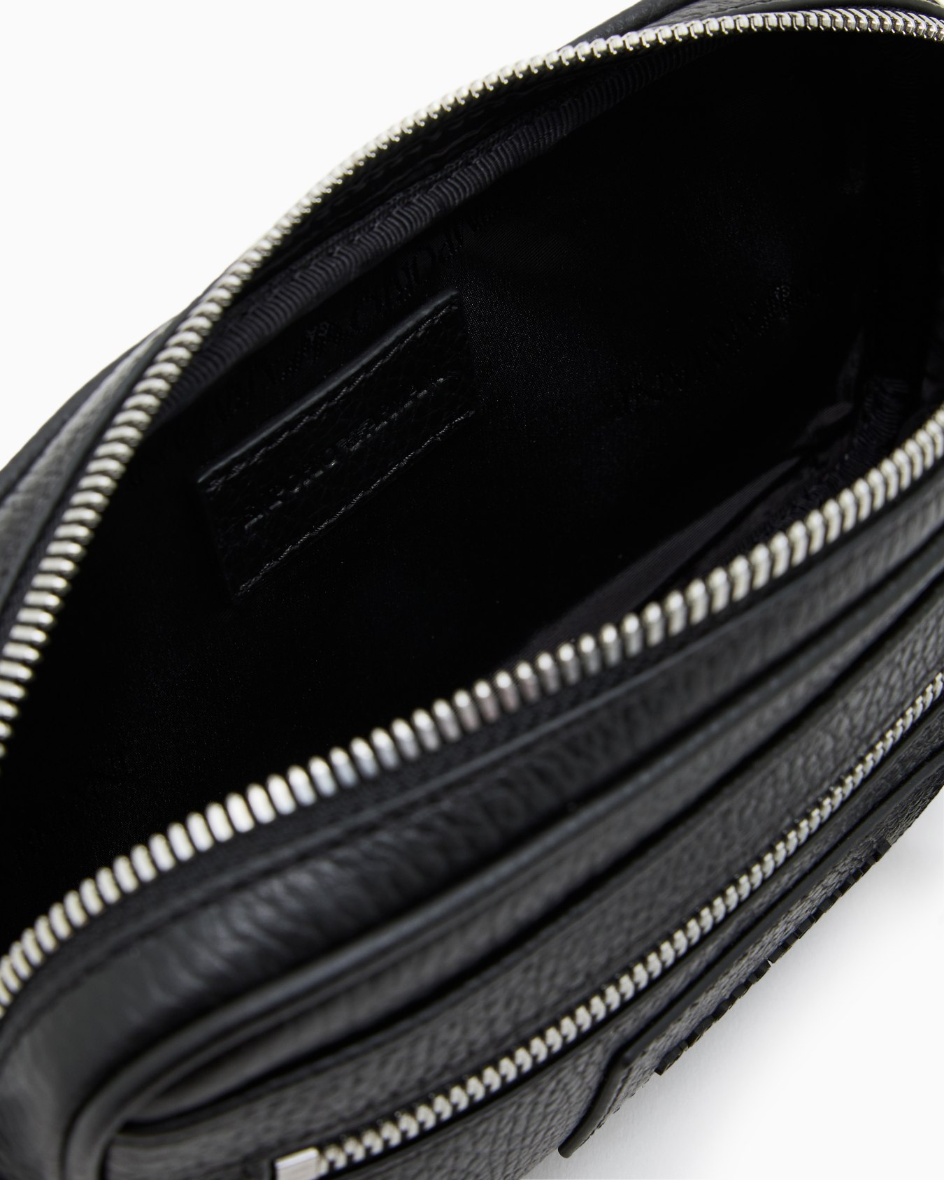 Tumbled leather washbag Slide 2