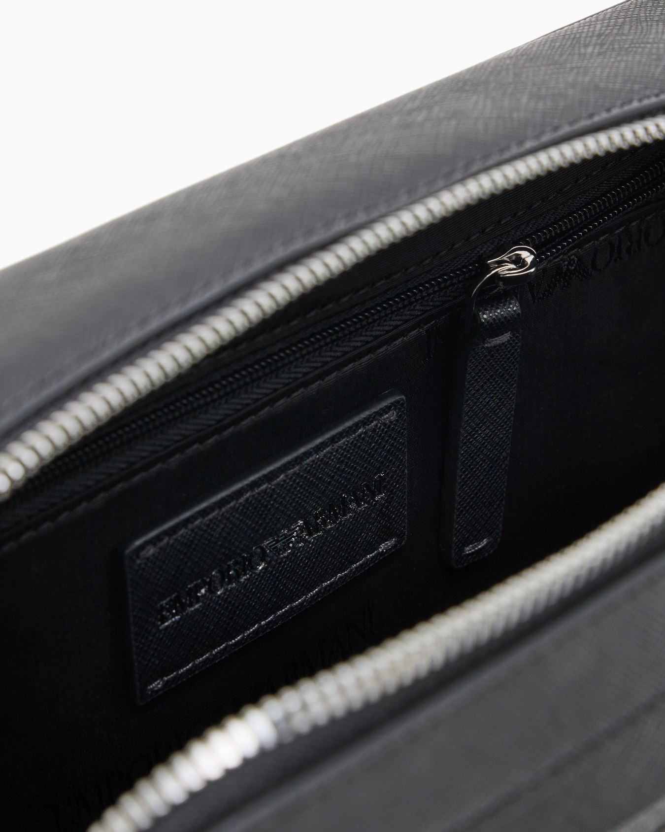 Bolso bandolera con textura saffiano y cierre de cremallera Diapositiva 4