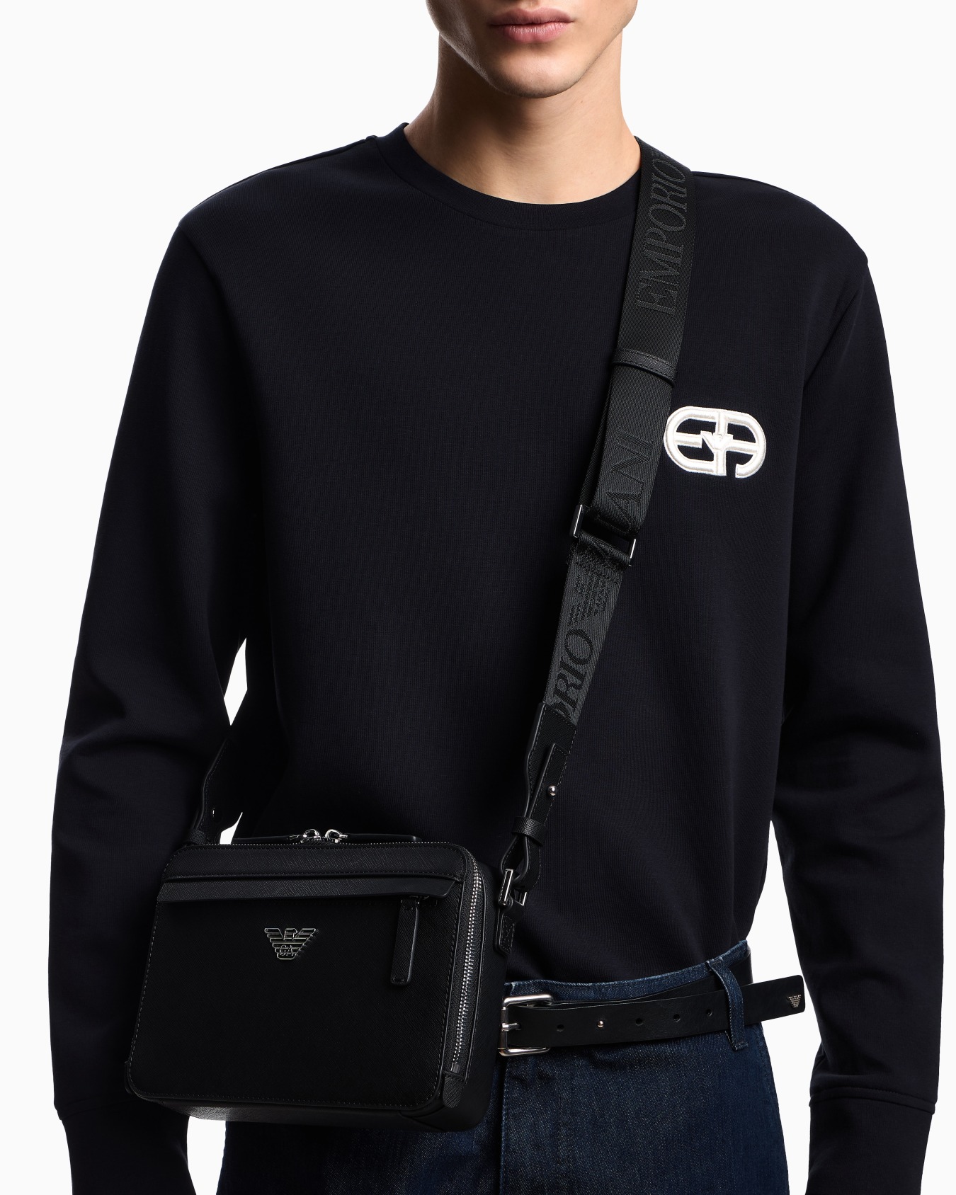 Bolso bandolera con textura saffiano y cierre de cremallera Diapositiva 6