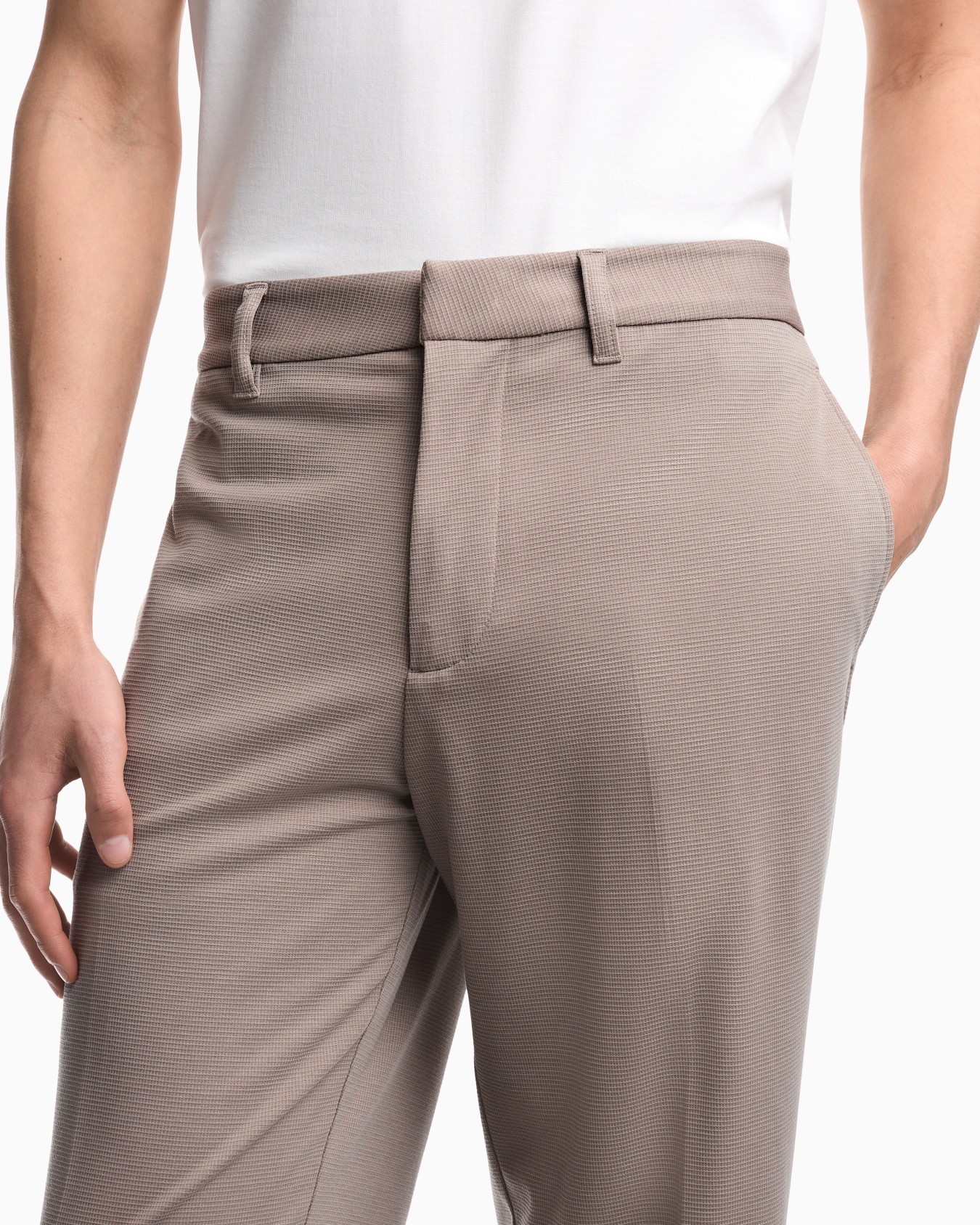 Waffle-effect armure fabric trousers Slide 4