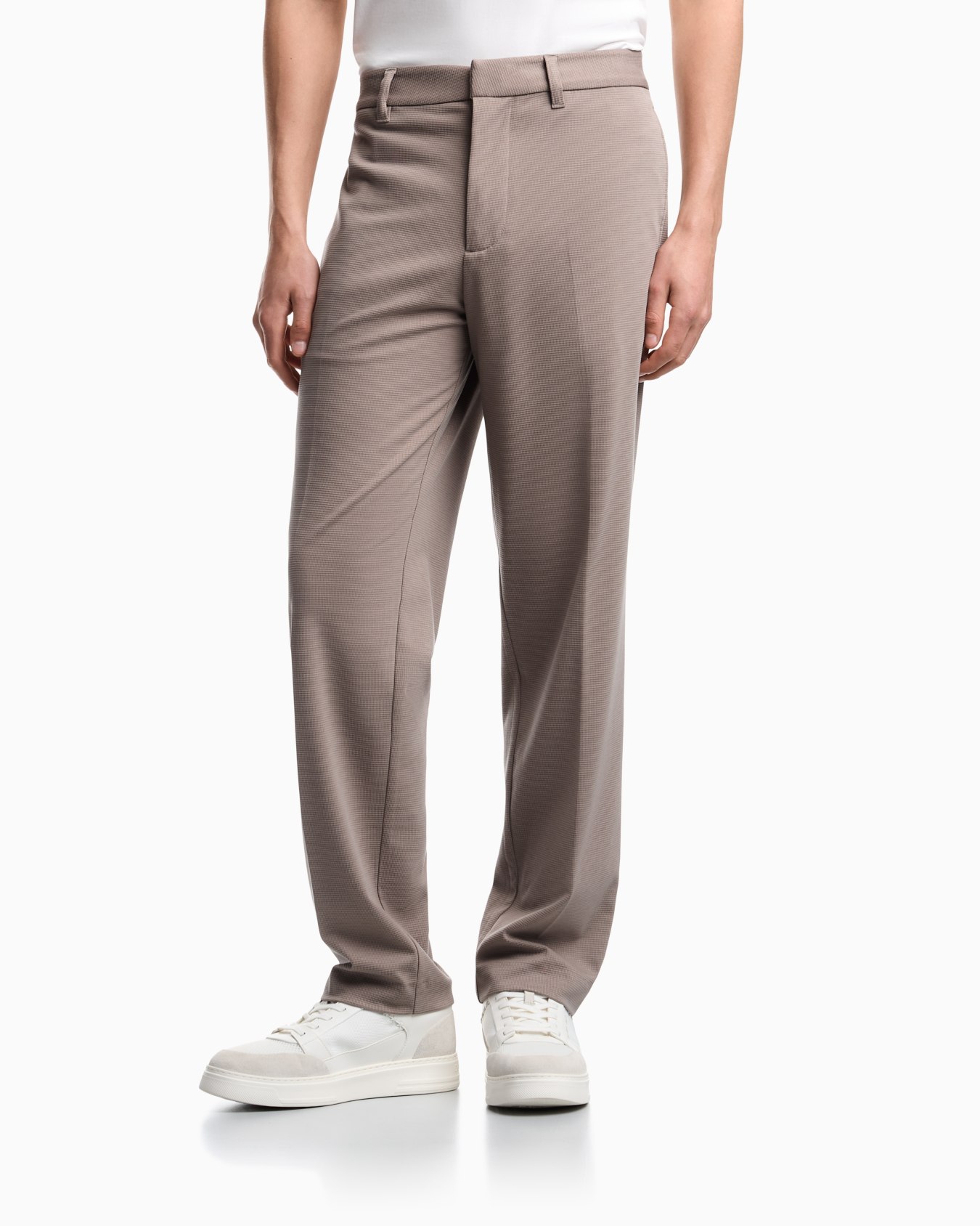 Waffle-effect armure fabric trousers Slide 2