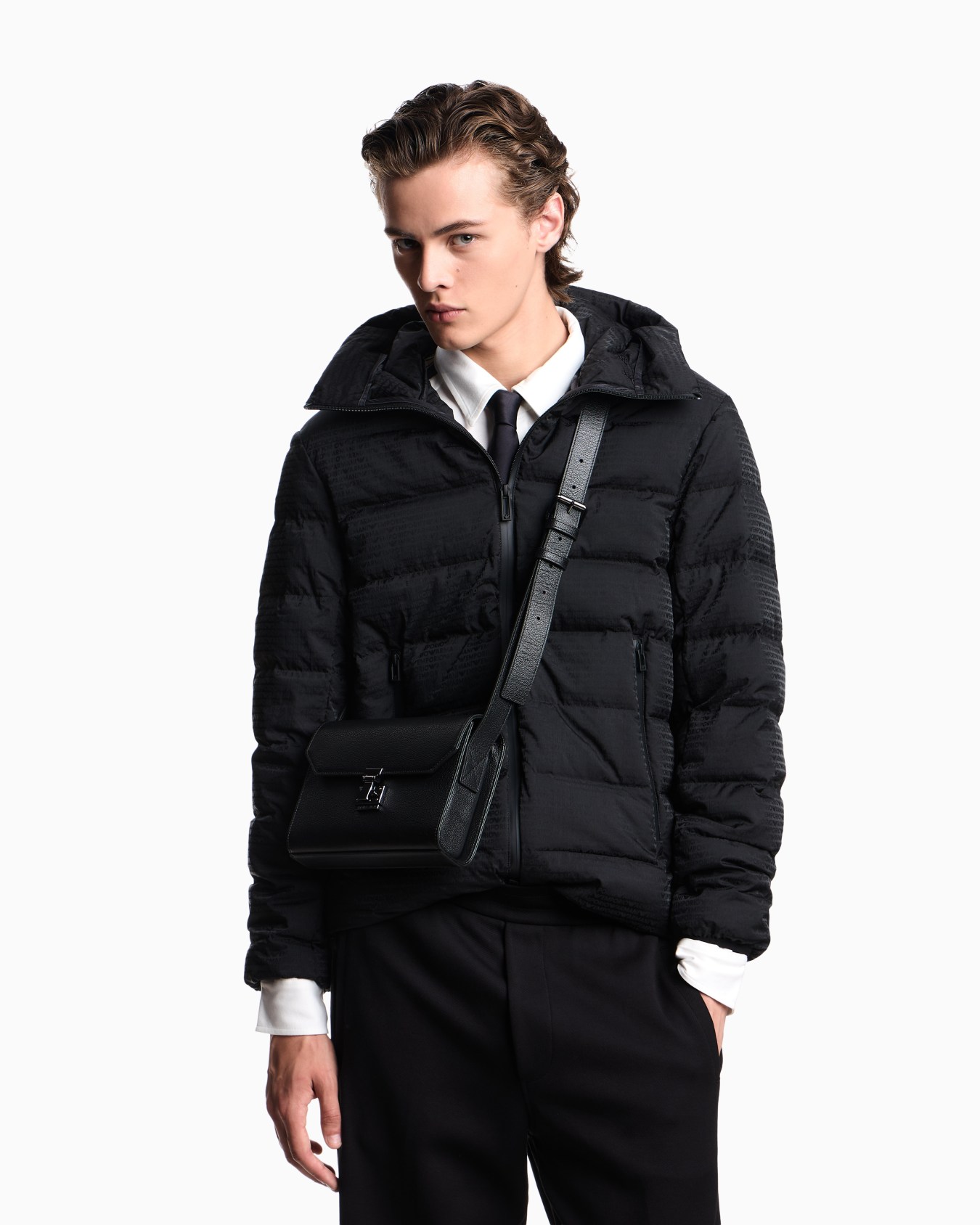 Umhängetasche mit Klappe, gefertigt aus getrommeltem Leder Folie 5