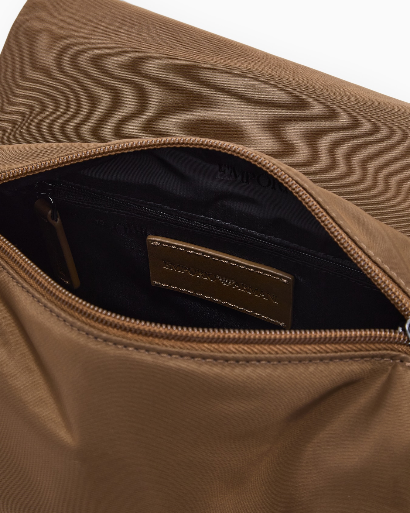 Bolso bandolera con solapa de nailon reciclado ASV Diapositiva 3