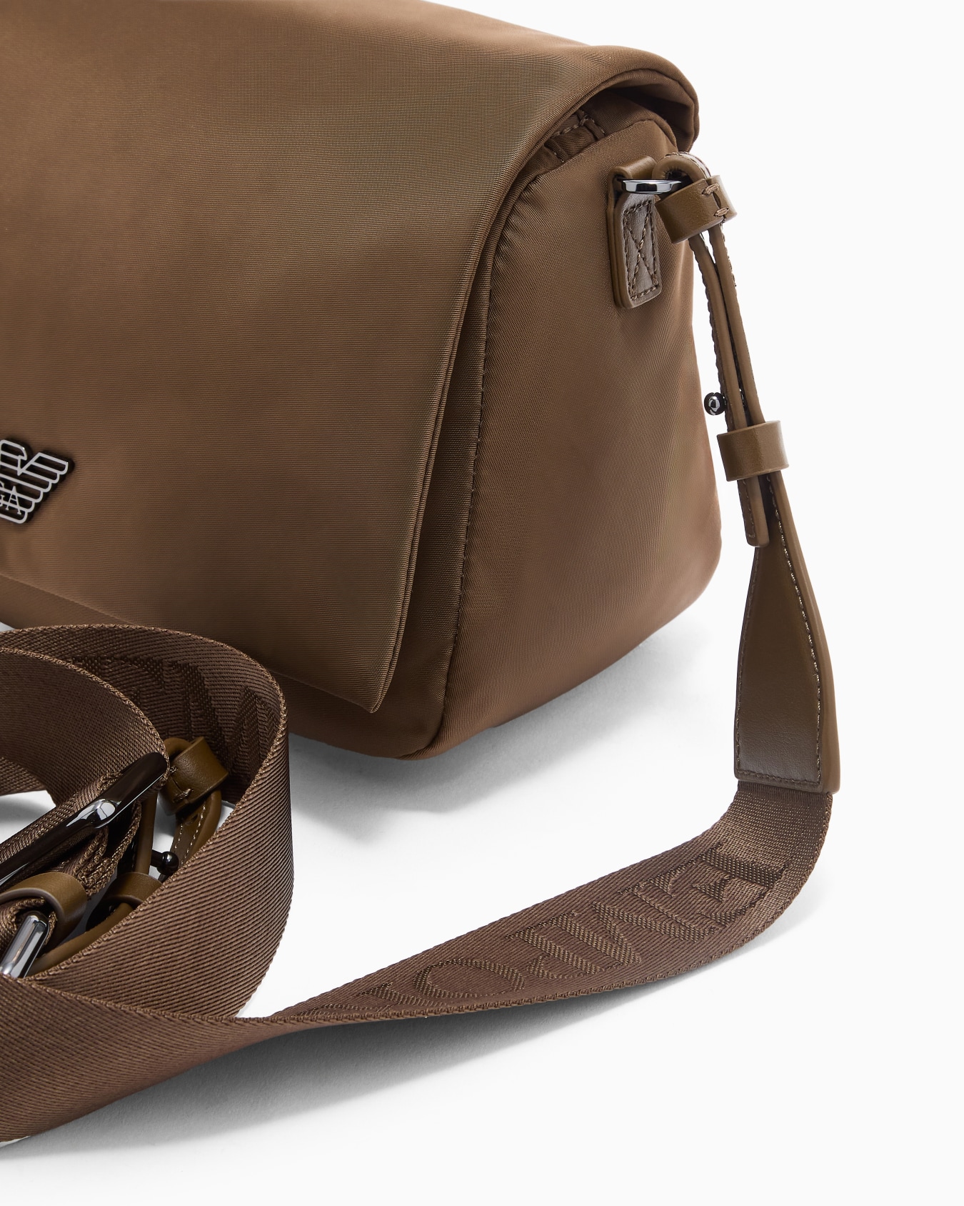 Bolso bandolera con solapa de nailon reciclado ASV Diapositiva 4