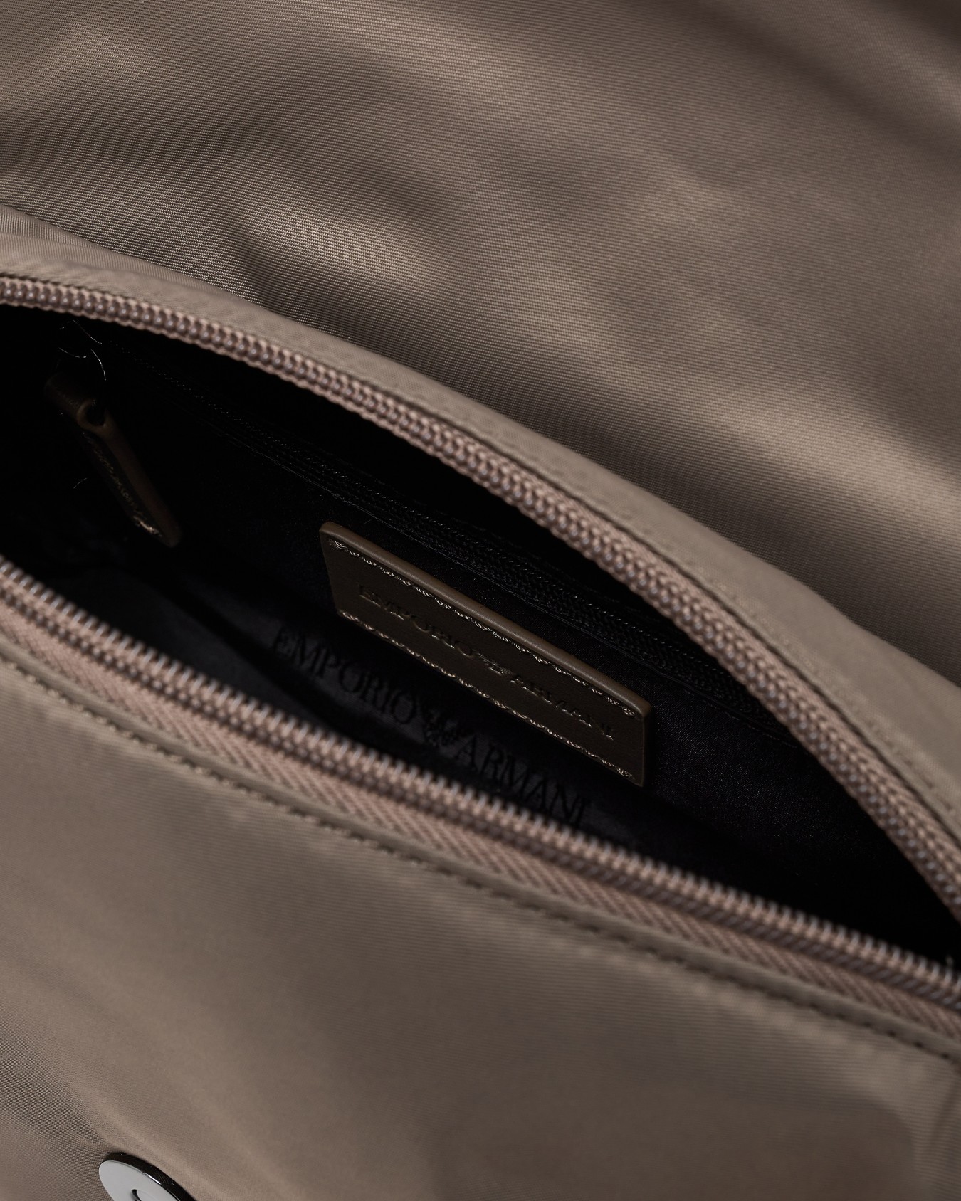 Bolso bandolera con solapa de nailon reciclado ASV Diapositiva 3