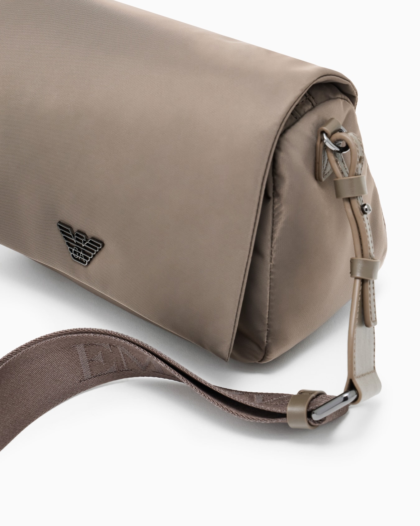 Bolso bandolera con solapa de nailon reciclado ASV Diapositiva 4