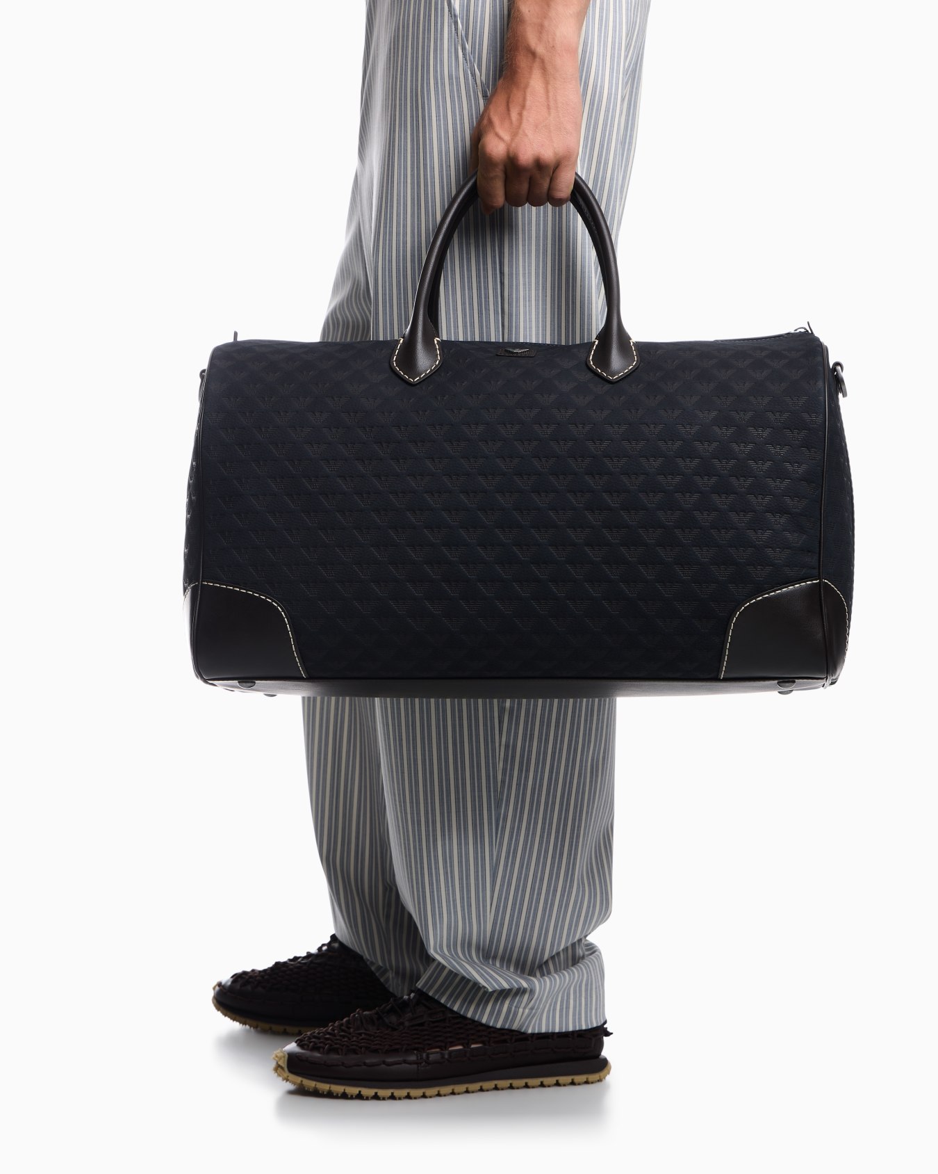 Duffle bag with a geometric pattern and leather handles Slide 5