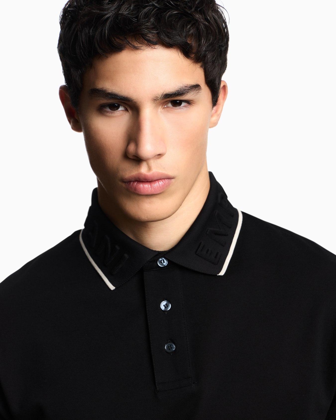 Piqué polo shirt with embossed logo collar Slide 4