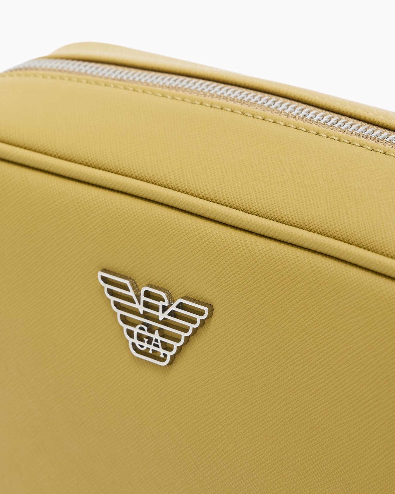 Saffiano beauty case with a side handle and metallic logo 슬라이드 3