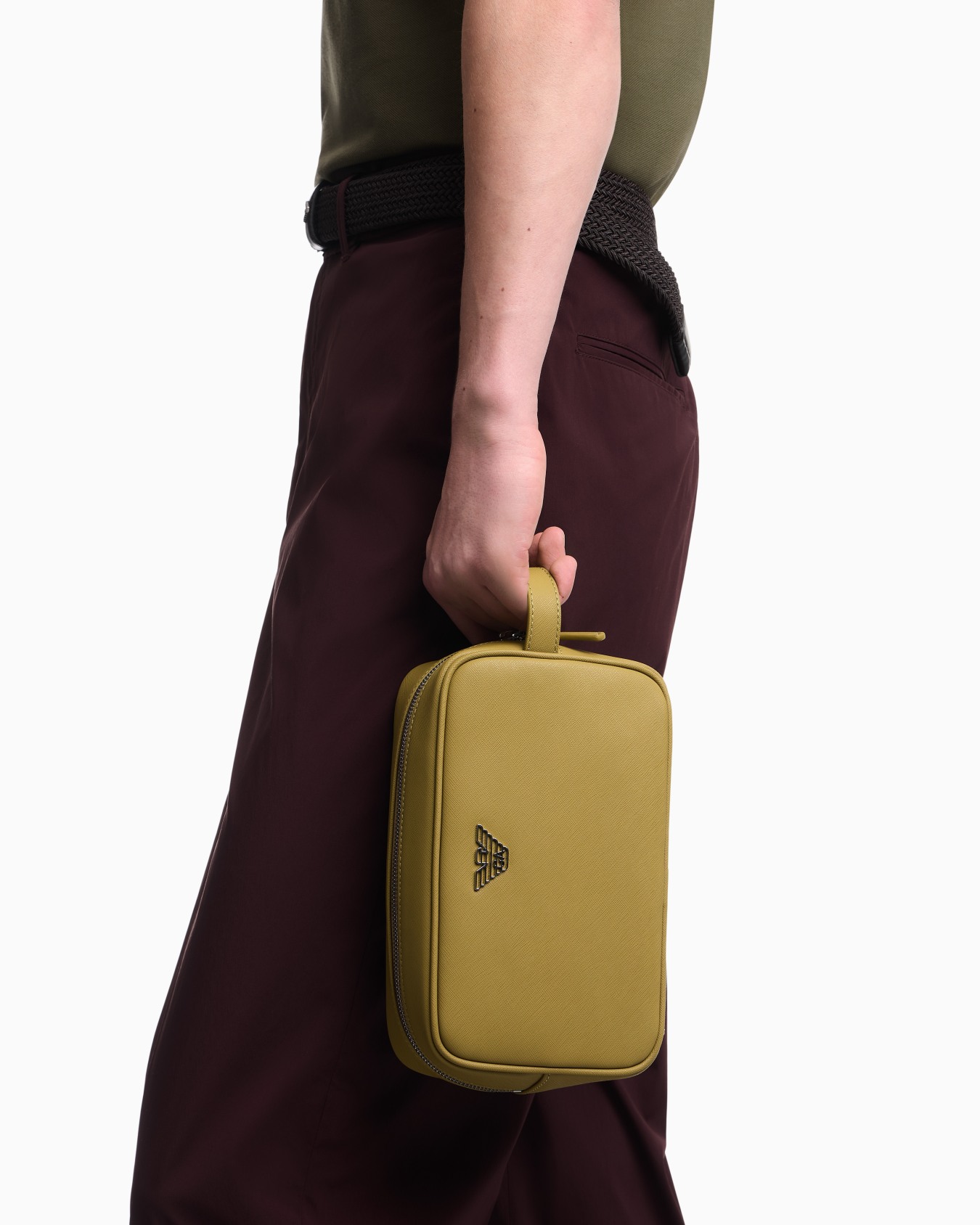 Saffiano beauty case with a side handle and metallic logo 슬라이드 4
