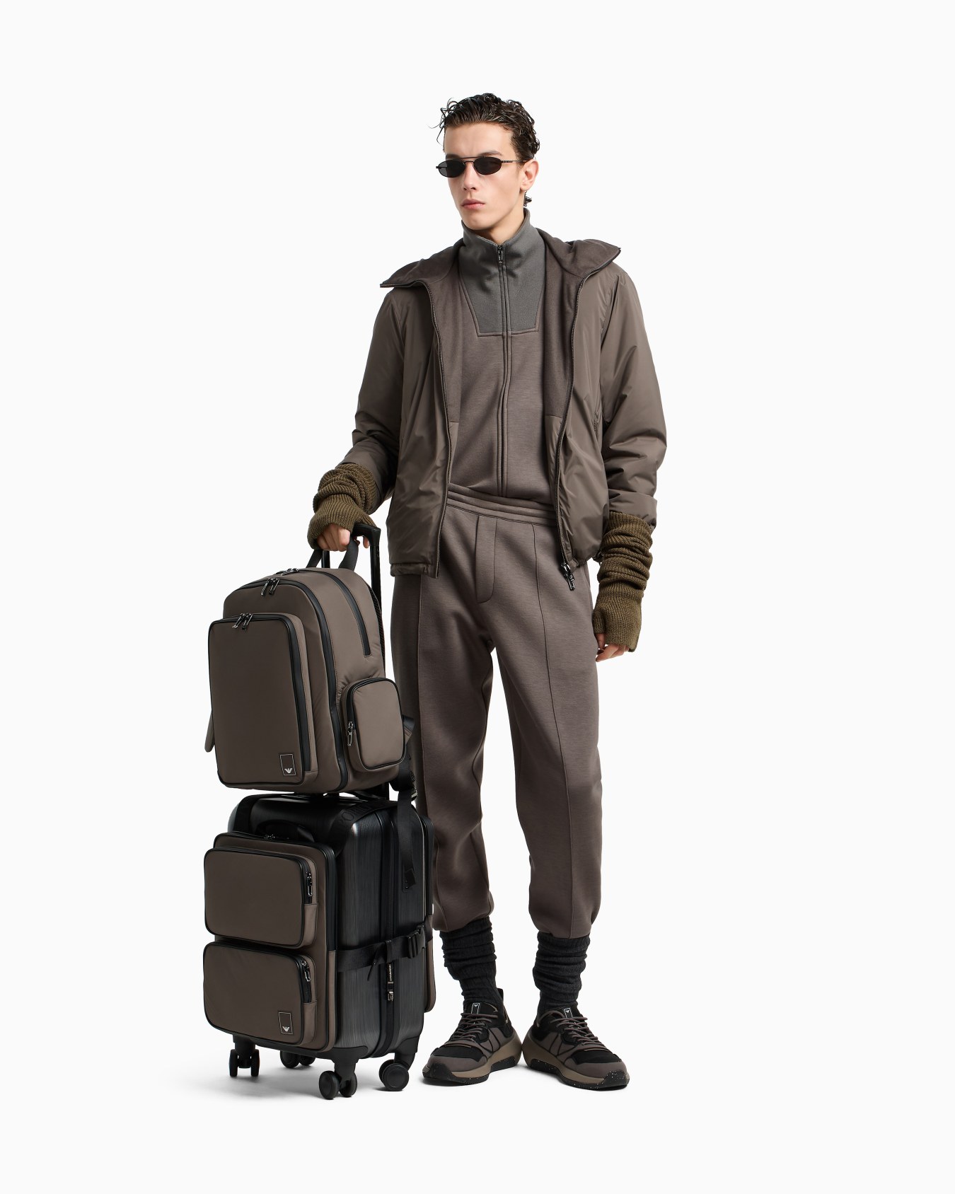 Travel Essentials water-repellent nylon hooded jacket Slide 2