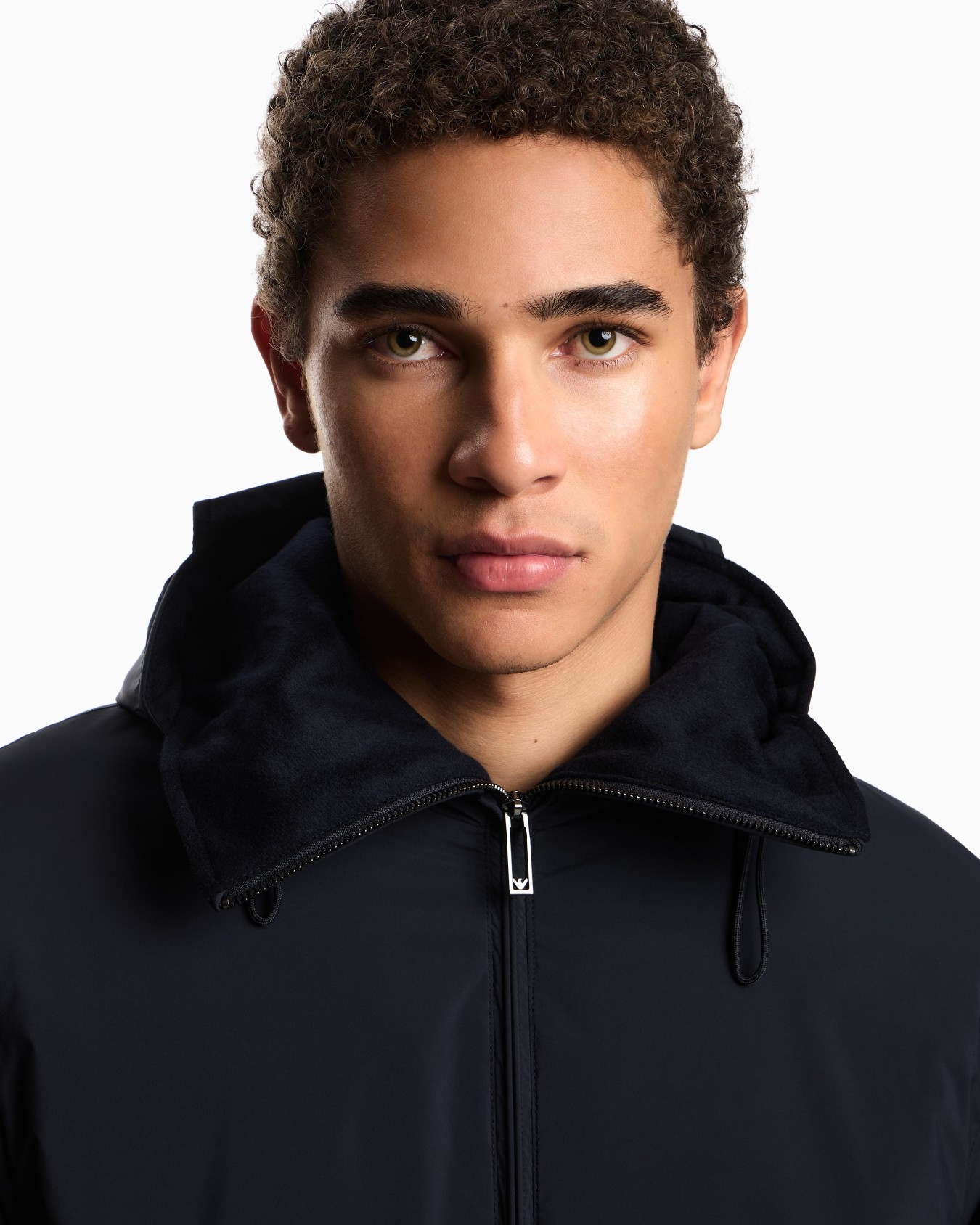 Travel Essentials water-repellent nylon hooded jacket Slide 4