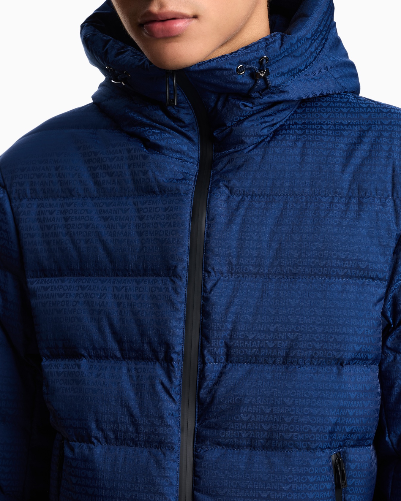 Gesteppte Daunenjacke aus Nylon mit Kapuze und Schriftzug aus Jacquard-Stoff Folie 5