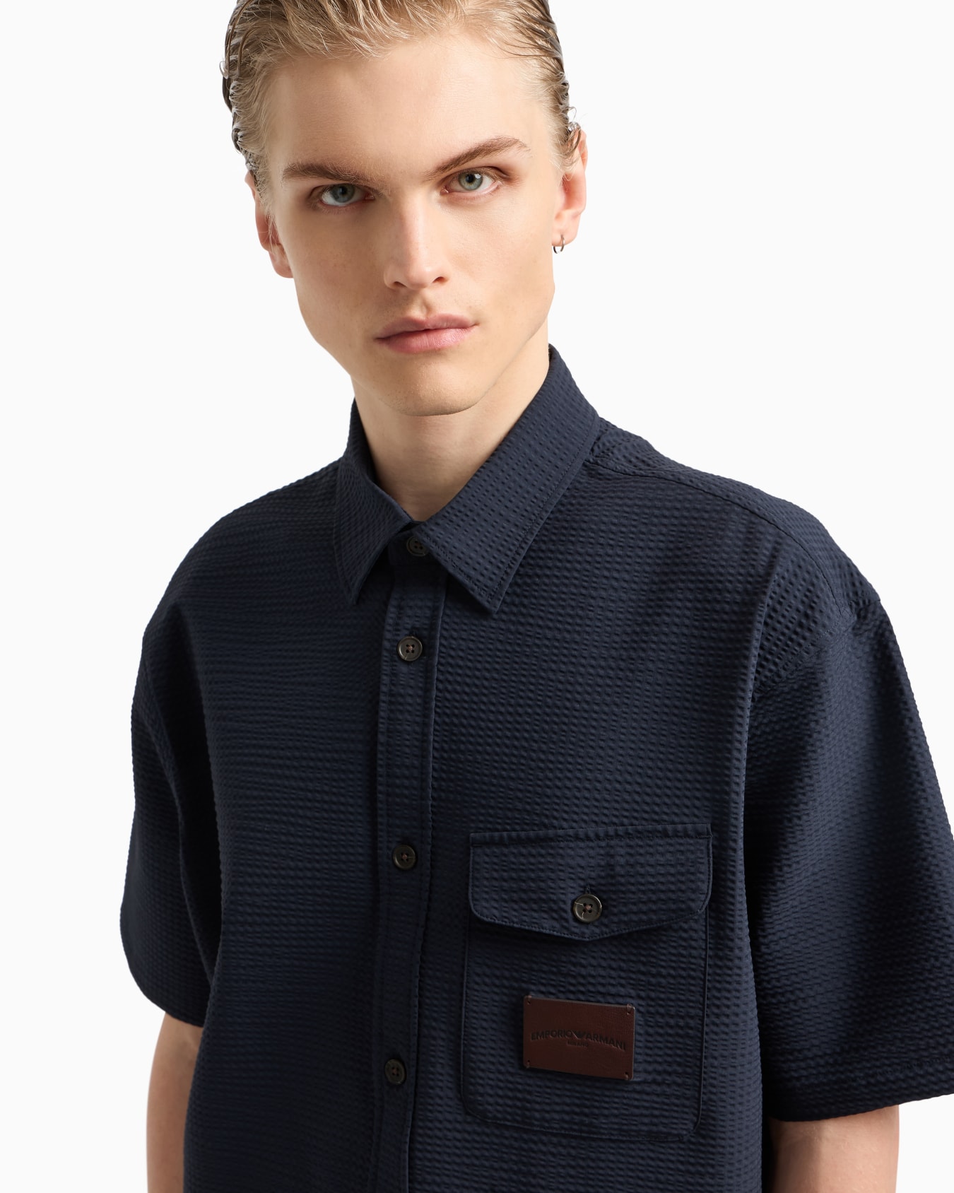Short-sleeved oversized shirt in nylon seersucker Slide 5