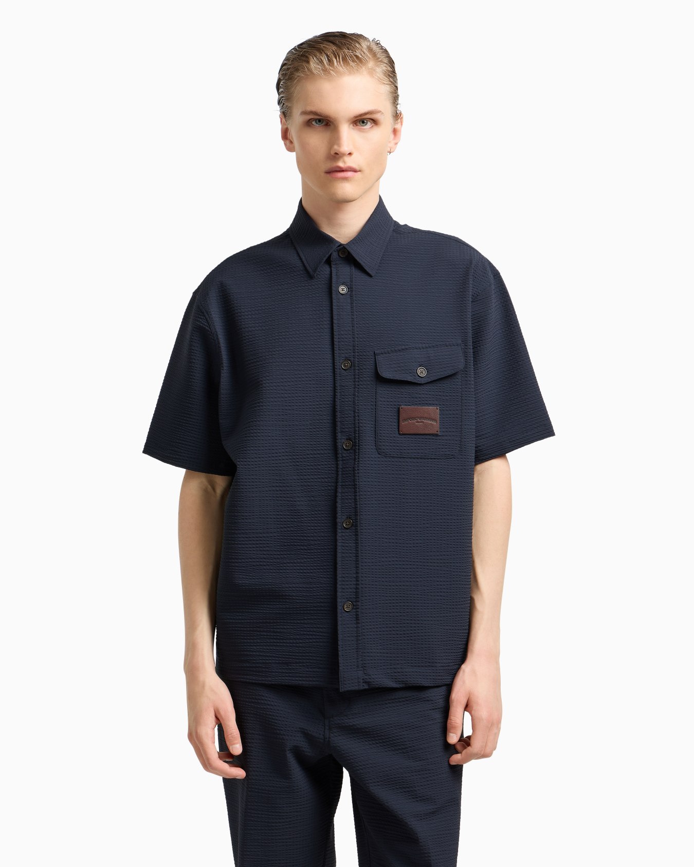 Short-sleeved oversized shirt in nylon seersucker Slide 4