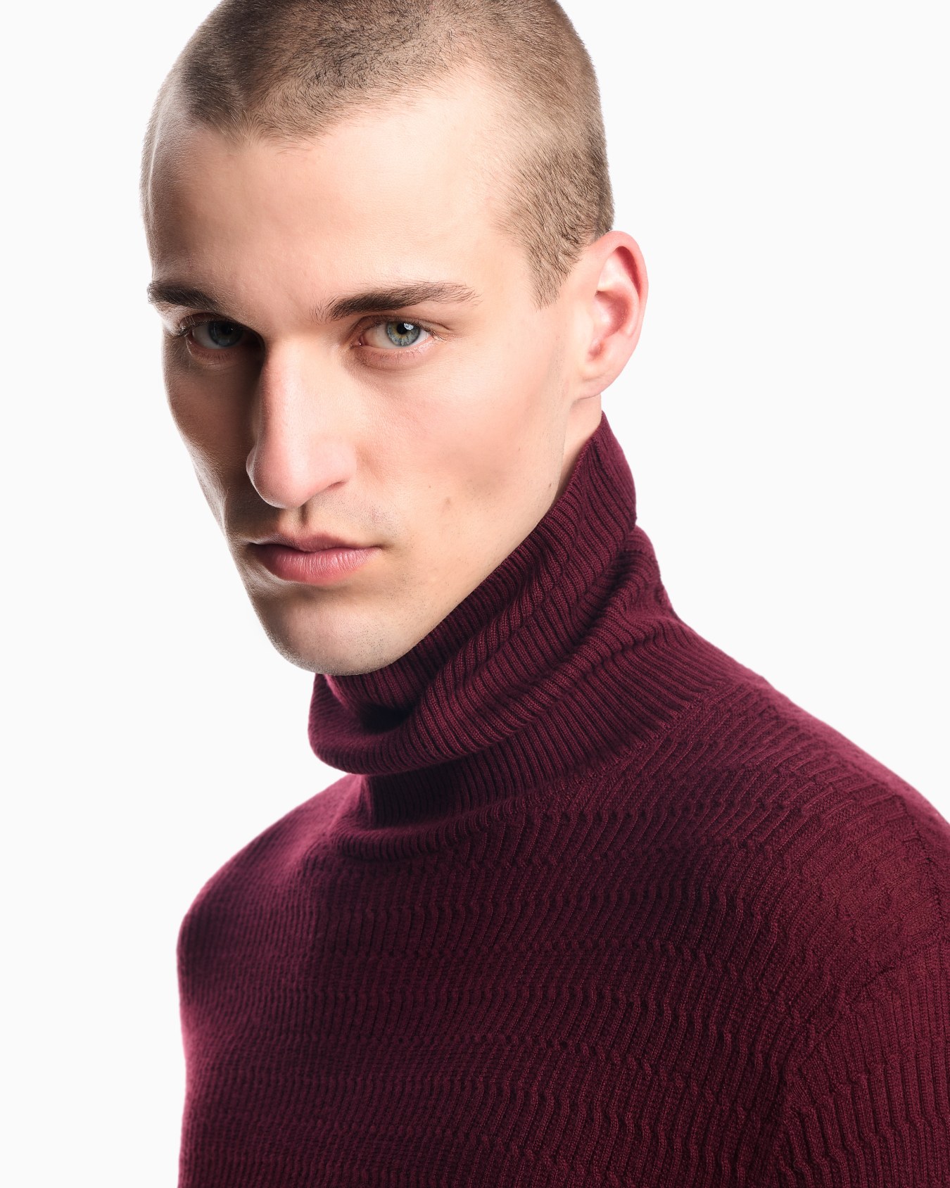 Pull à col roulé en laine vierge point mousse avec torsades Diapositive 4