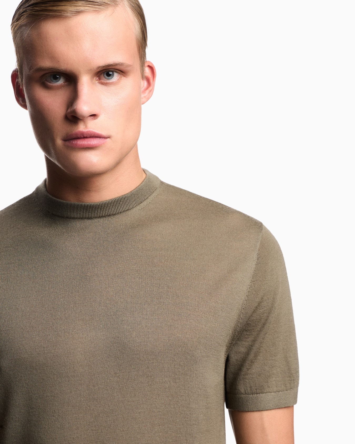 Short-sleeved jumper in a seamless plain-knit virgin wool Slide 4