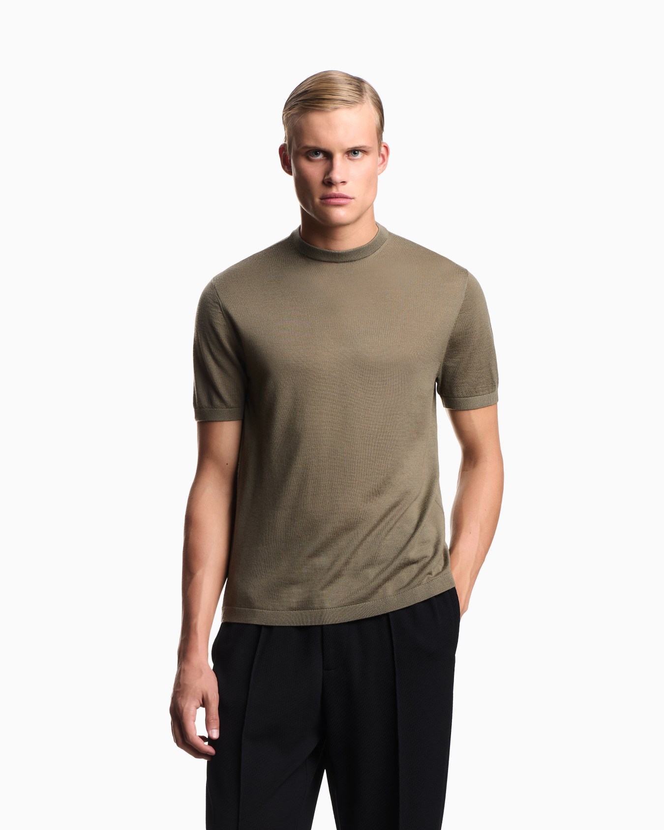 Short-sleeved jumper in a seamless plain-knit virgin wool Slide 3