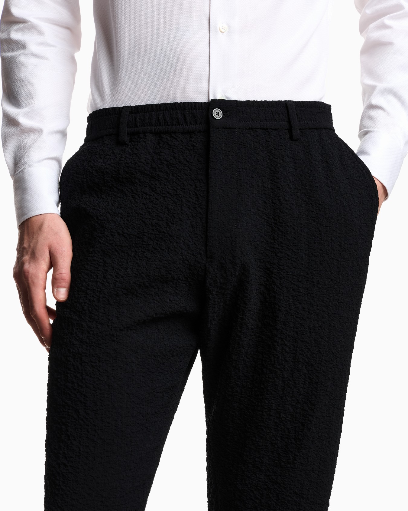 Pleated technical seersucker fabric trousers Slide 4