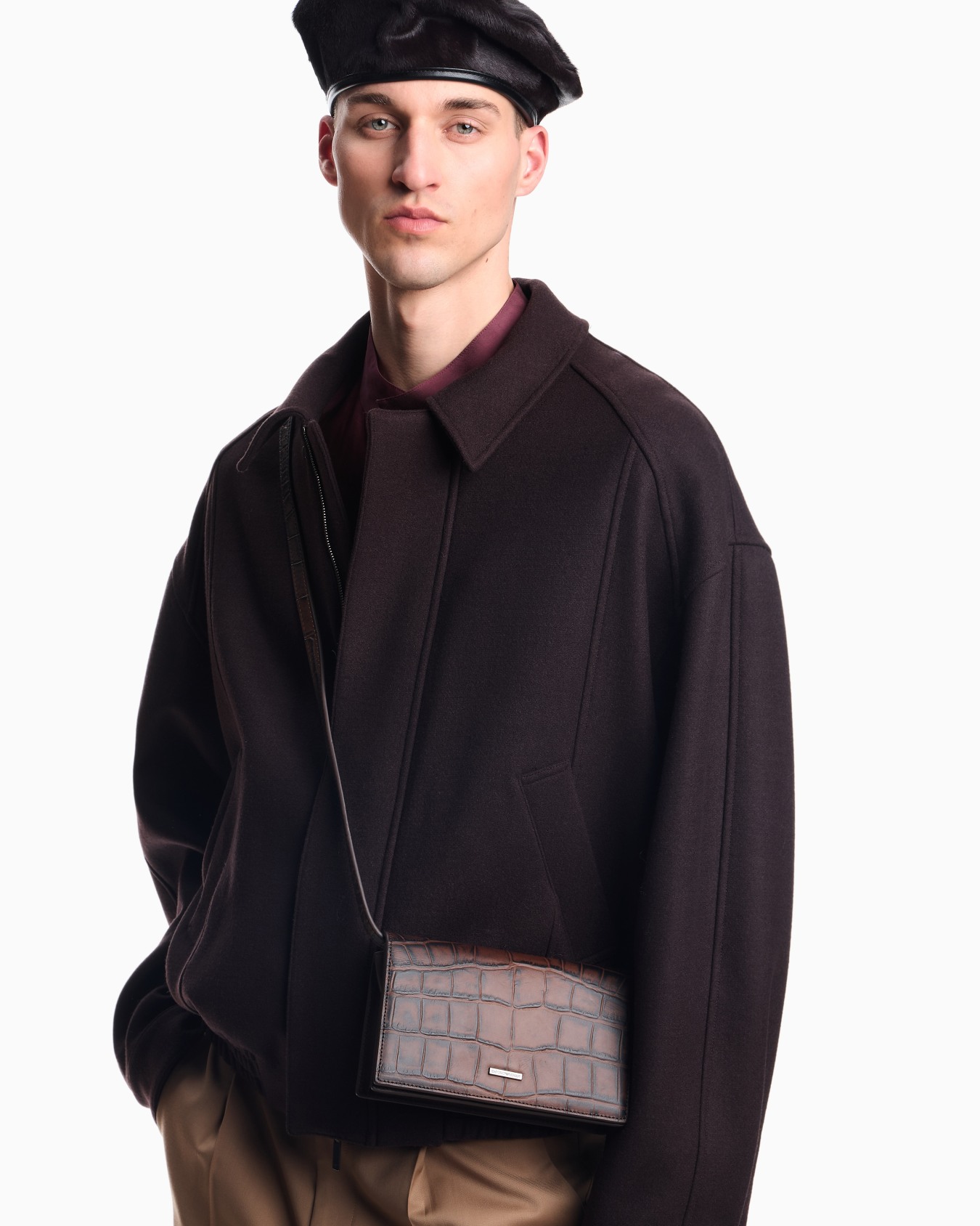 Trousse à accessoires avec bandoulière en cuir imprimé crocodile Diapositive 4