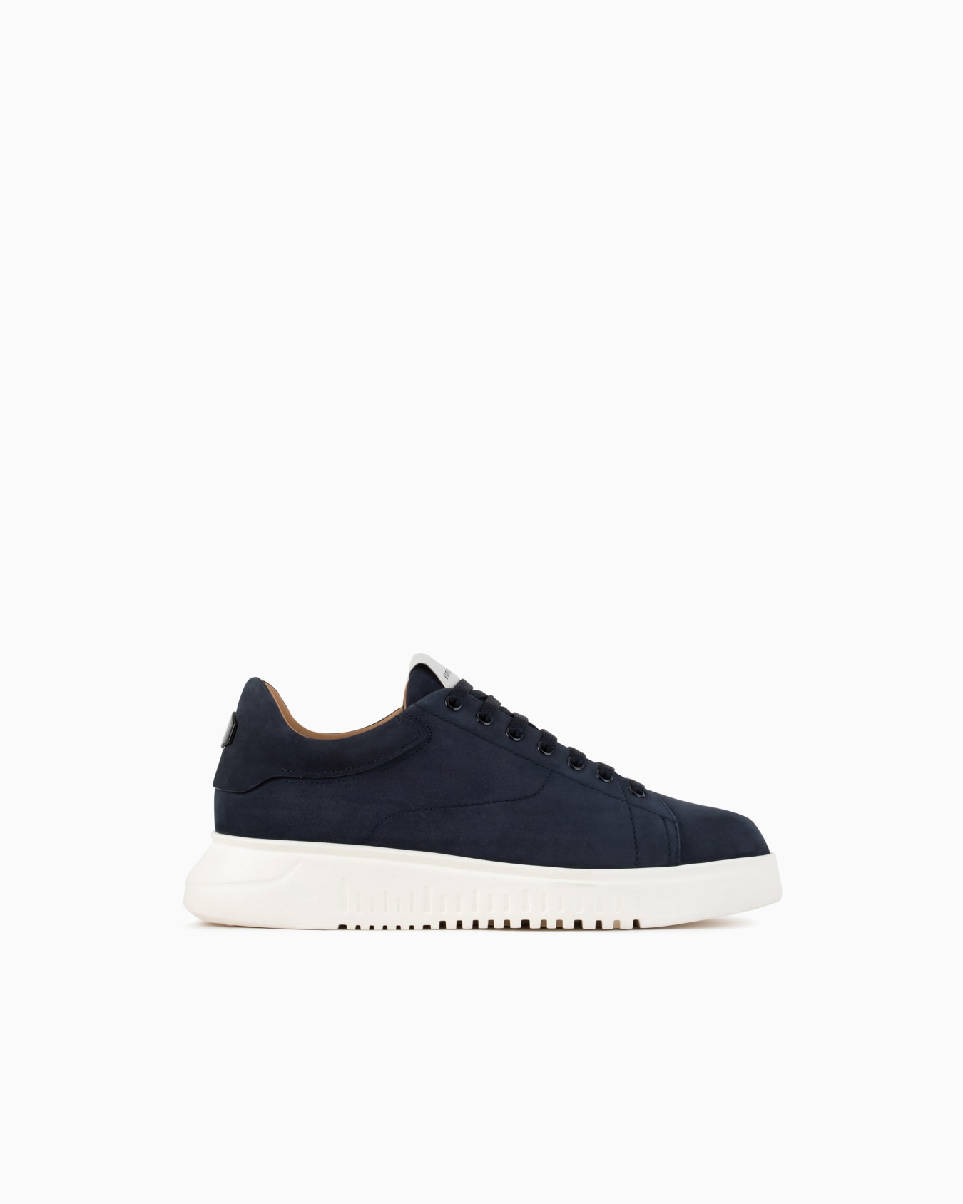 Sneakers en nubuck avec semelle crantée Diapositive 0