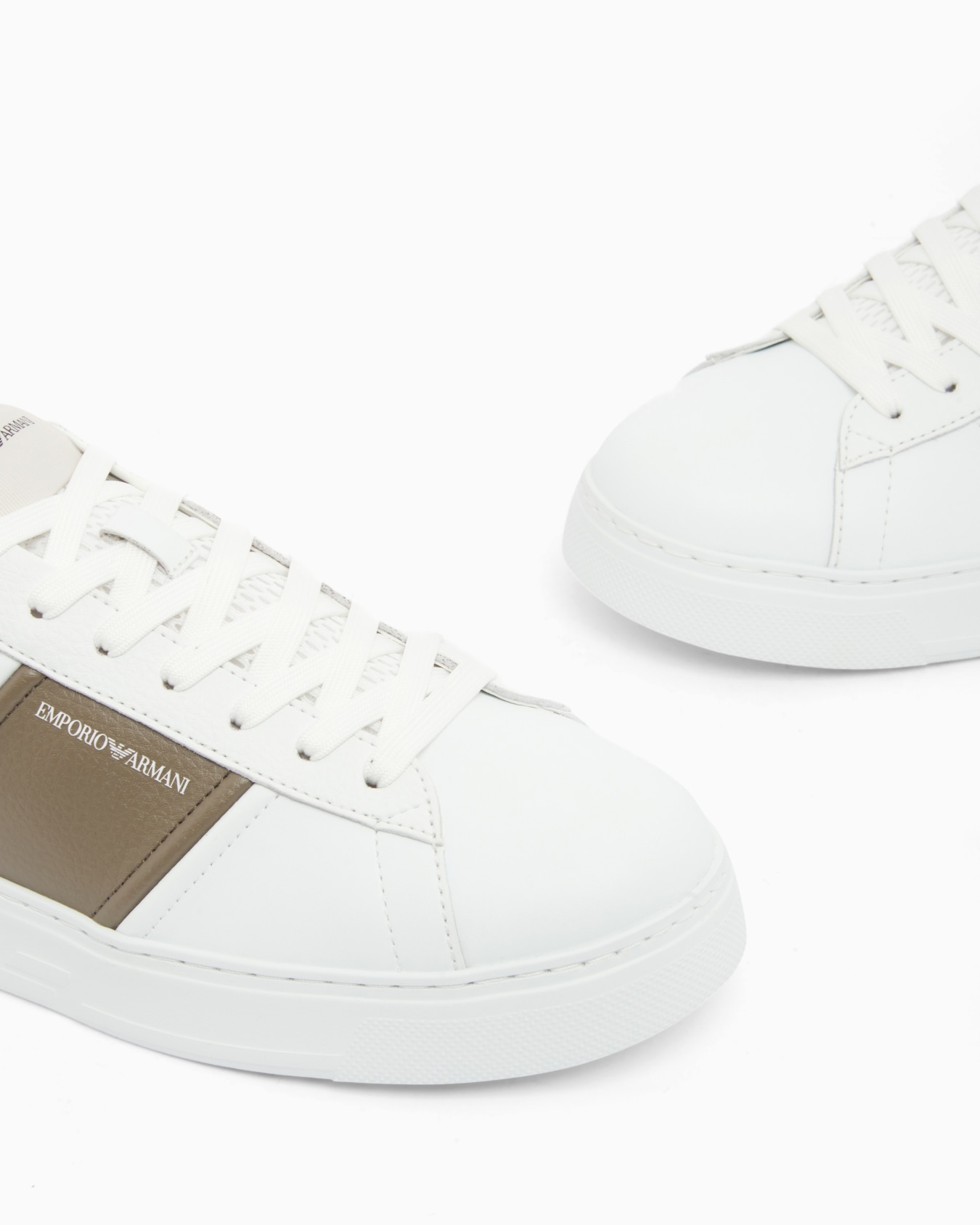 Leather sneakers with an embossed logo and contrasting panel Slide 4