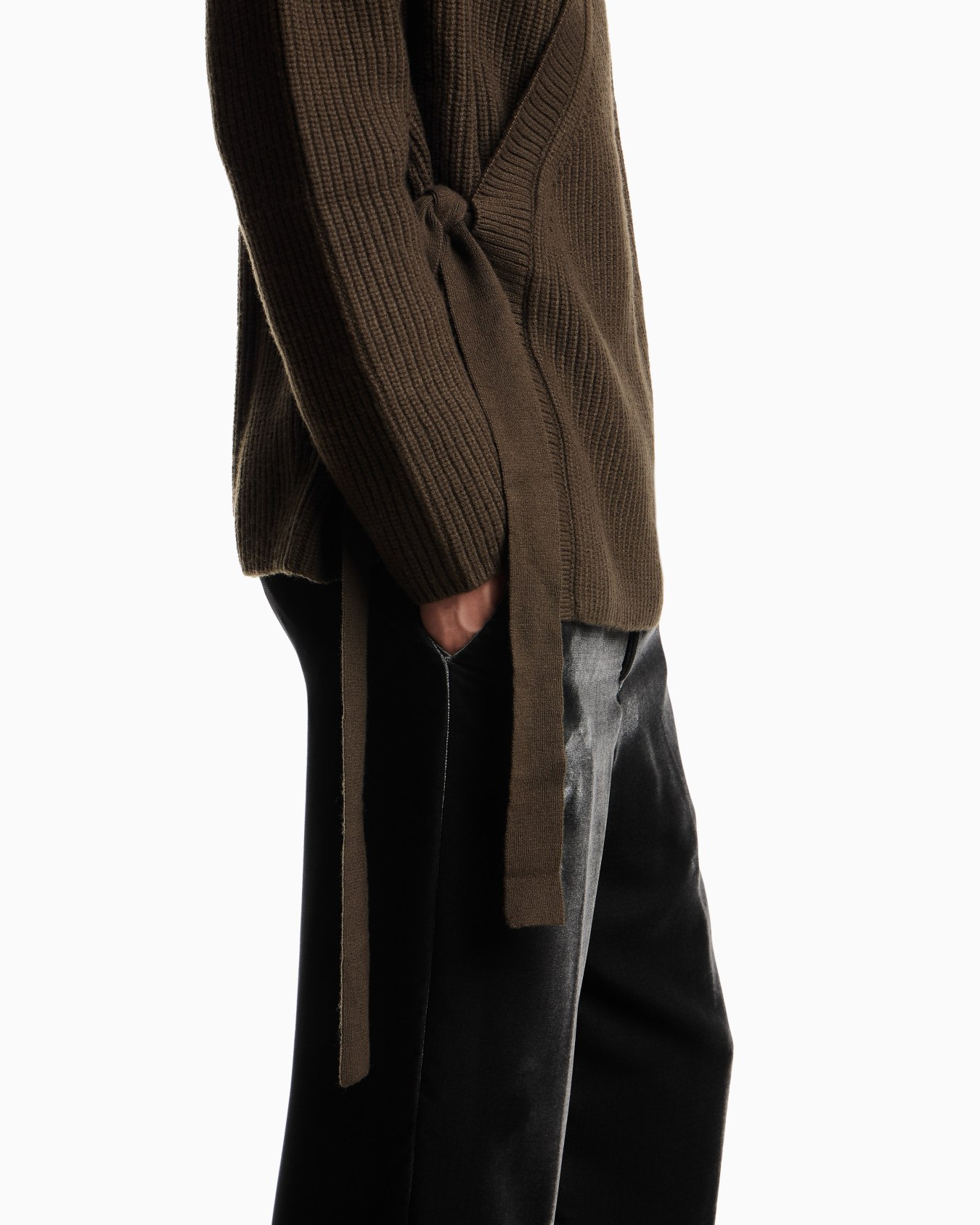 Oversized wool cardigan with a cache-coeur closure Slide 5