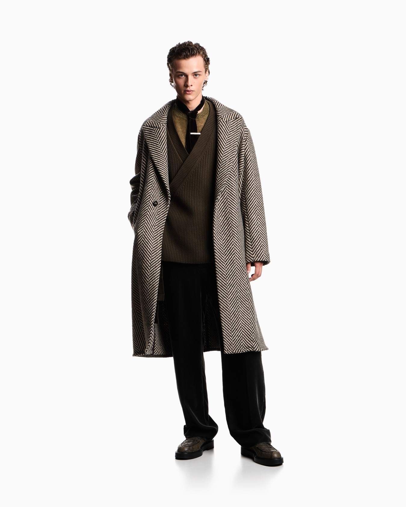 Oversized wool cardigan with a cache-coeur closure Slide 1