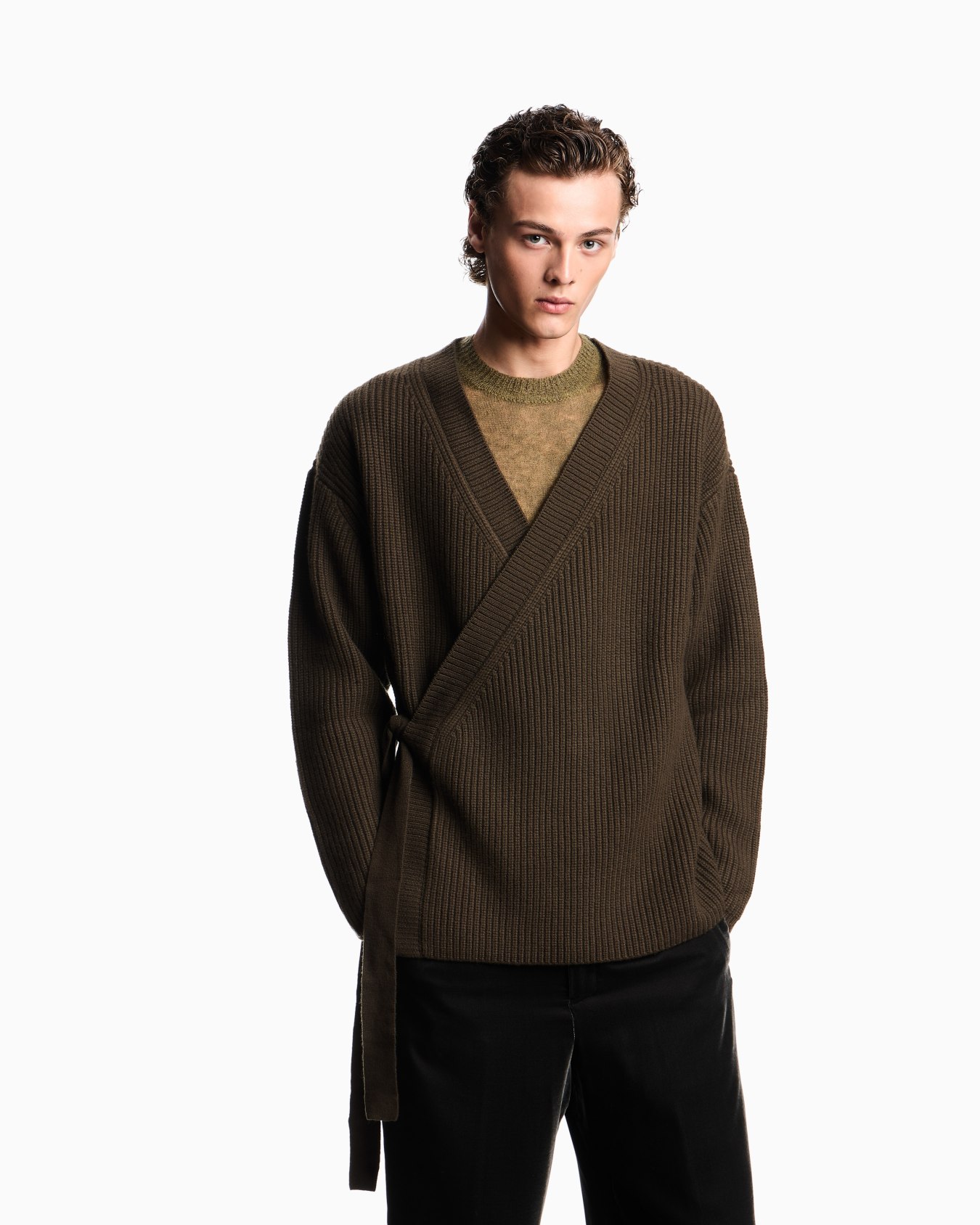 Oversized wool cardigan with a cache-coeur closure Slide 3
