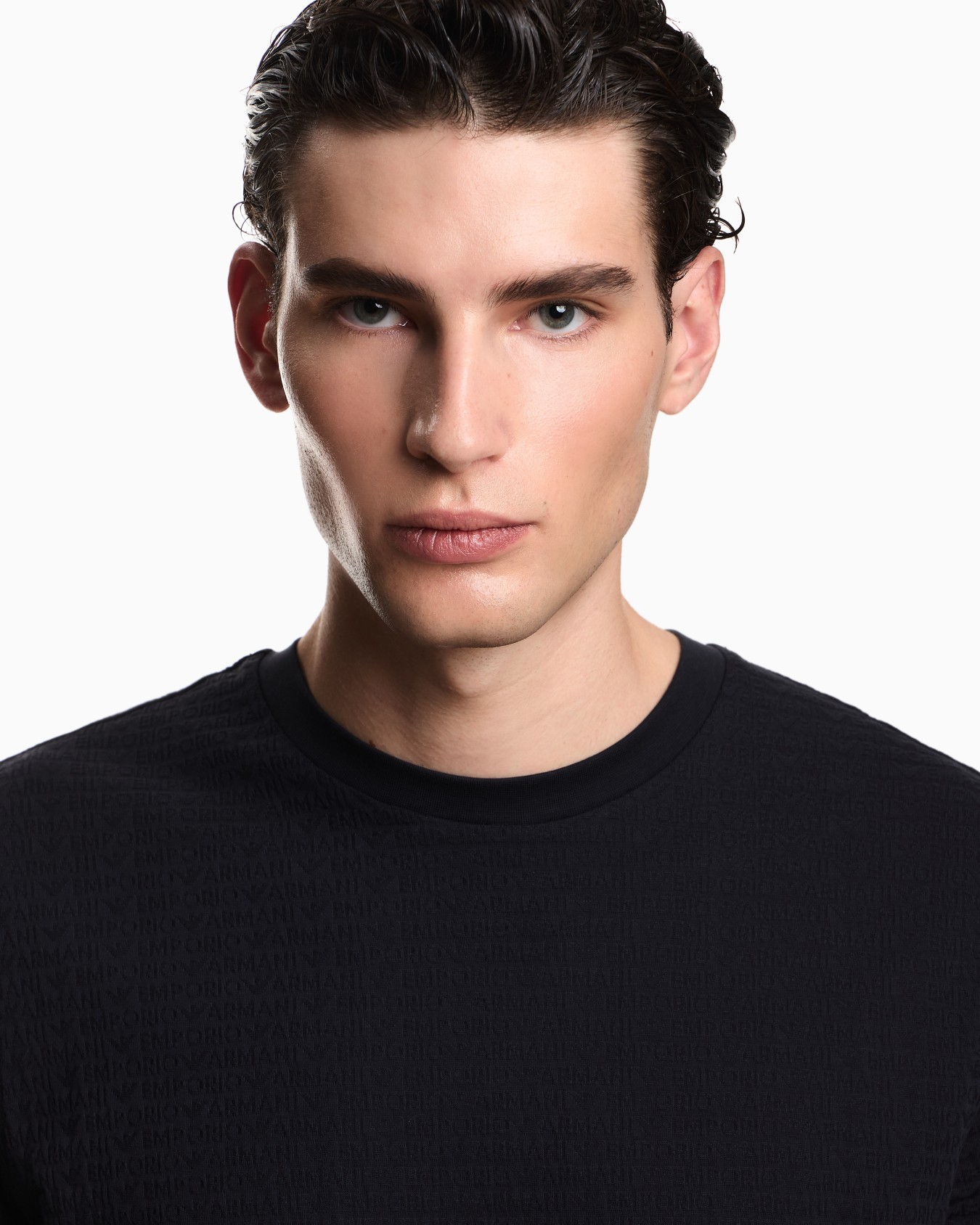 T-Shirt aus Jacquard-Jersey mit Allover-Logo-Schriftzug Folie 4