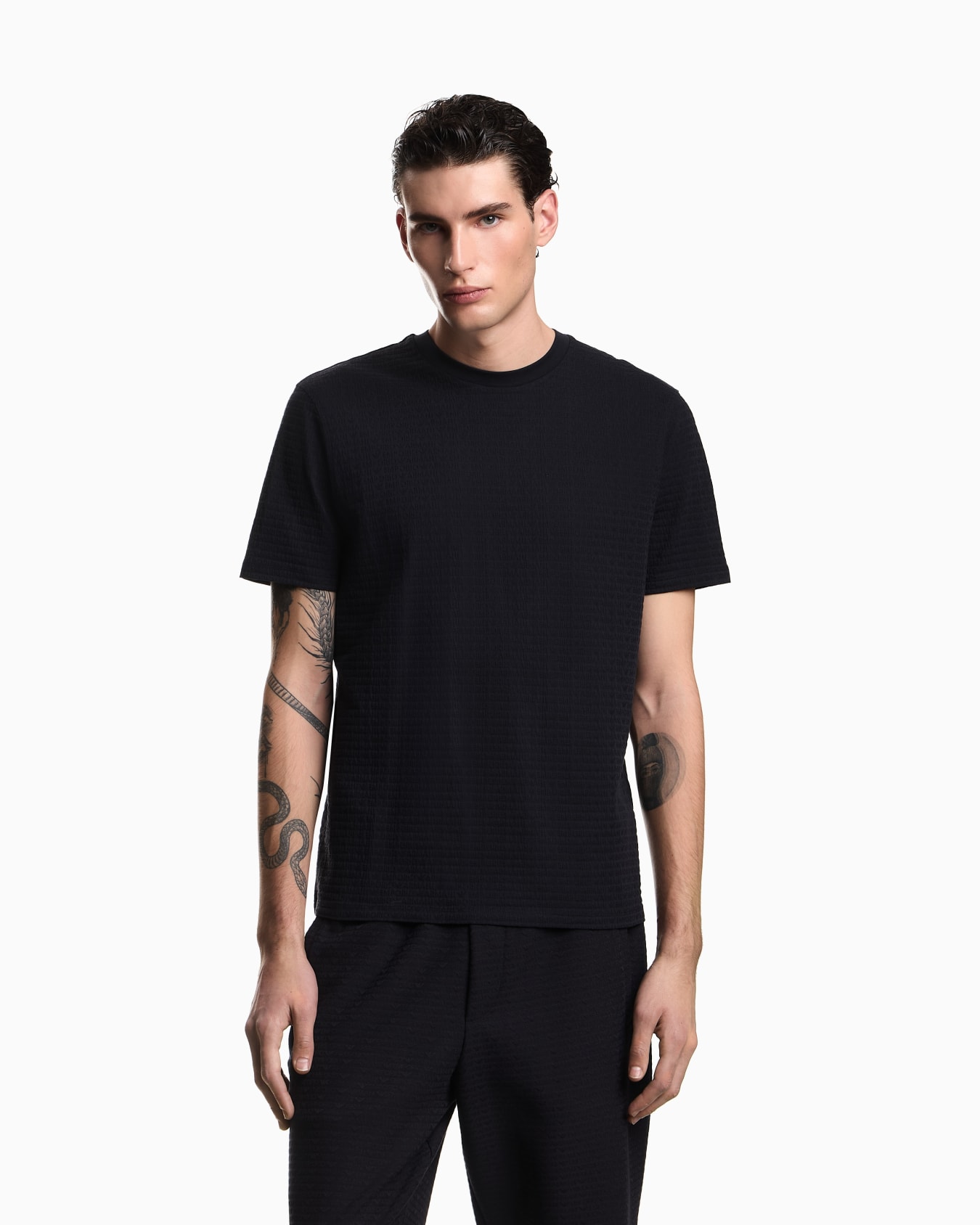 T-Shirt aus Jacquard-Jersey mit Allover-Logo-Schriftzug Folie 3